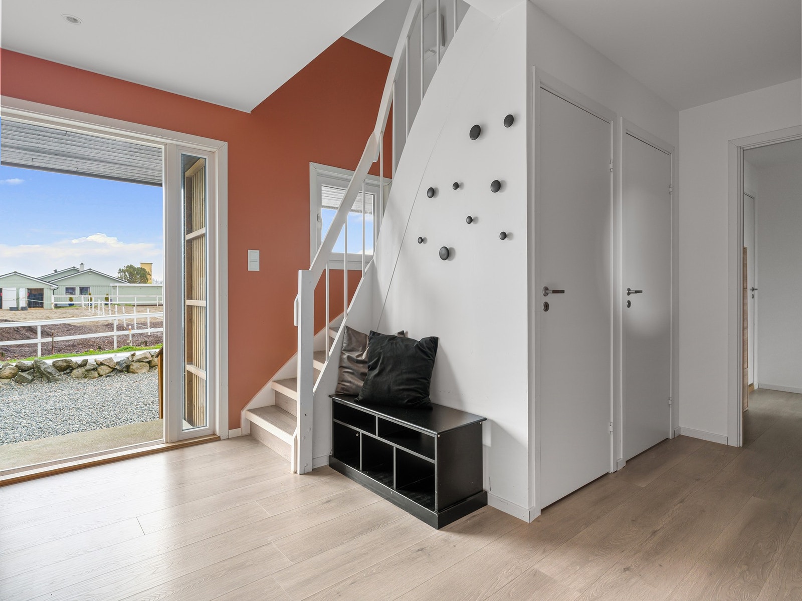 Boligen ønsker deg velkommen til en romslig entré med god plass til oppheng av sko og yttertøy. Galleribilde