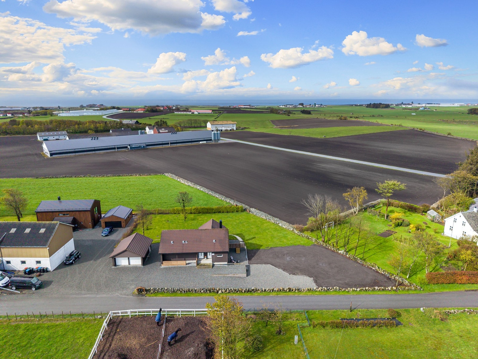 Fra eiendommen er det kort vei til Jærstrendene som Orrestranda, Borestranda og Refsnes med fler. Fantastisk landskap langs kystlinjen innbyr til rekreasjon. Galleribilde