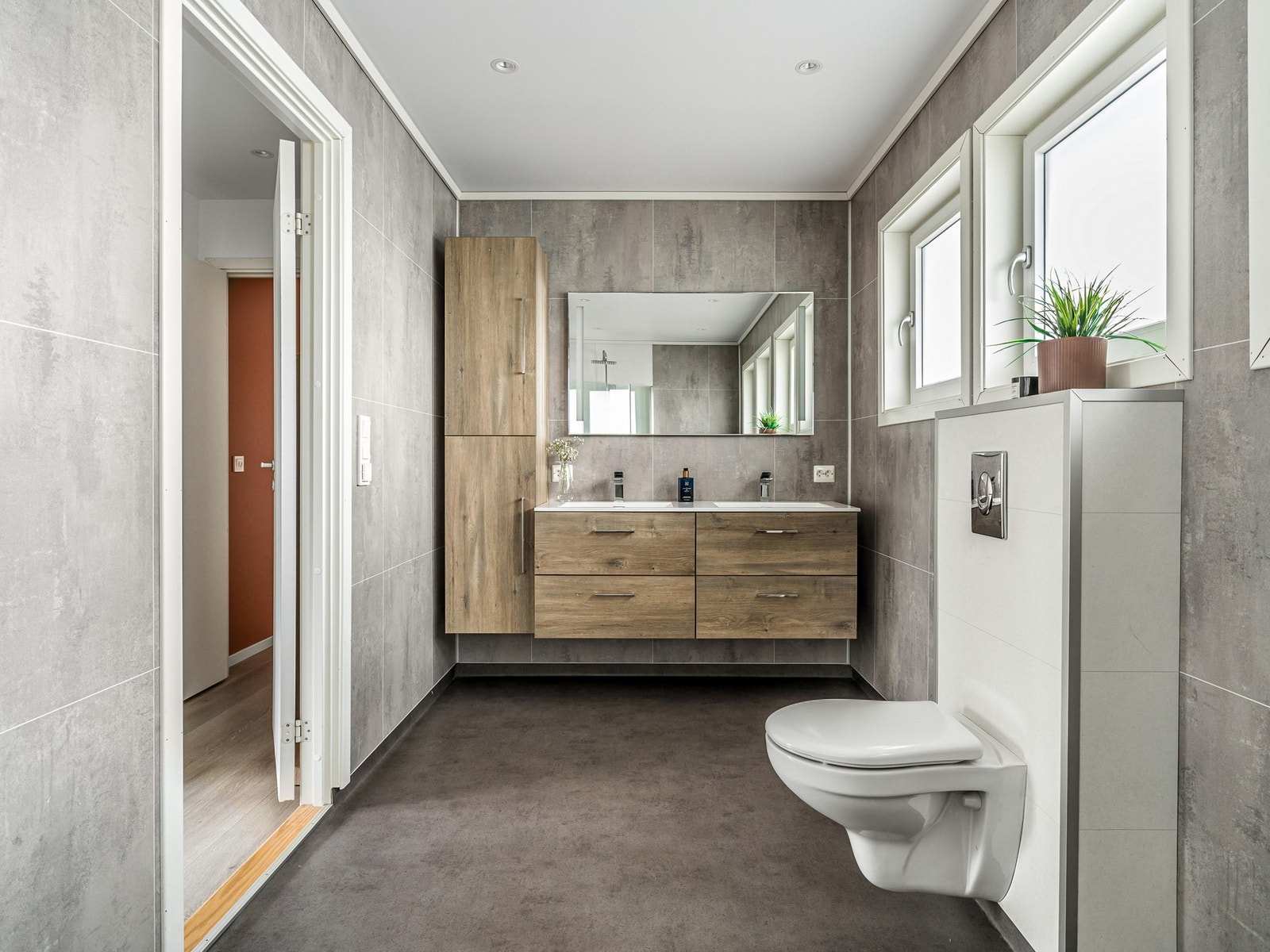 Av våtrom har boligen bad, toalettrom og separat vaskerom. Badet er oppgradert i 2020 med belegg på gulv og baderomsplater på vegger, samt gulvvarme. Galleribilde