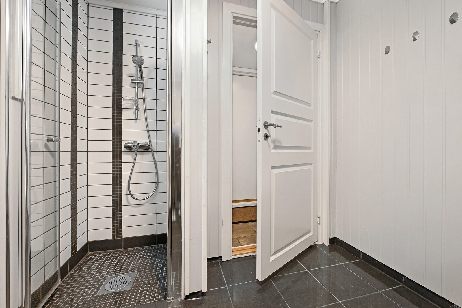 Baderommet er fra 2012, og flislagt gulv og varmekabler. Veggene i dusjnisjen har også fliser, de øvrige veggene har mdf-plater. Galleribilde