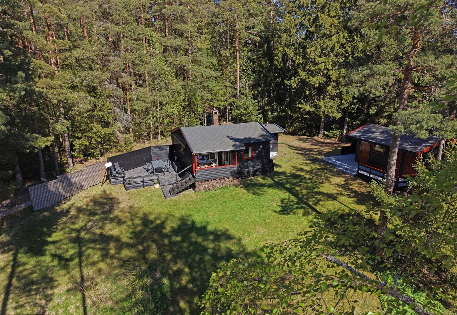 Dette er en flott sommerhytte beliggende ca 150 meter fra Horneskilen. Galleribilde