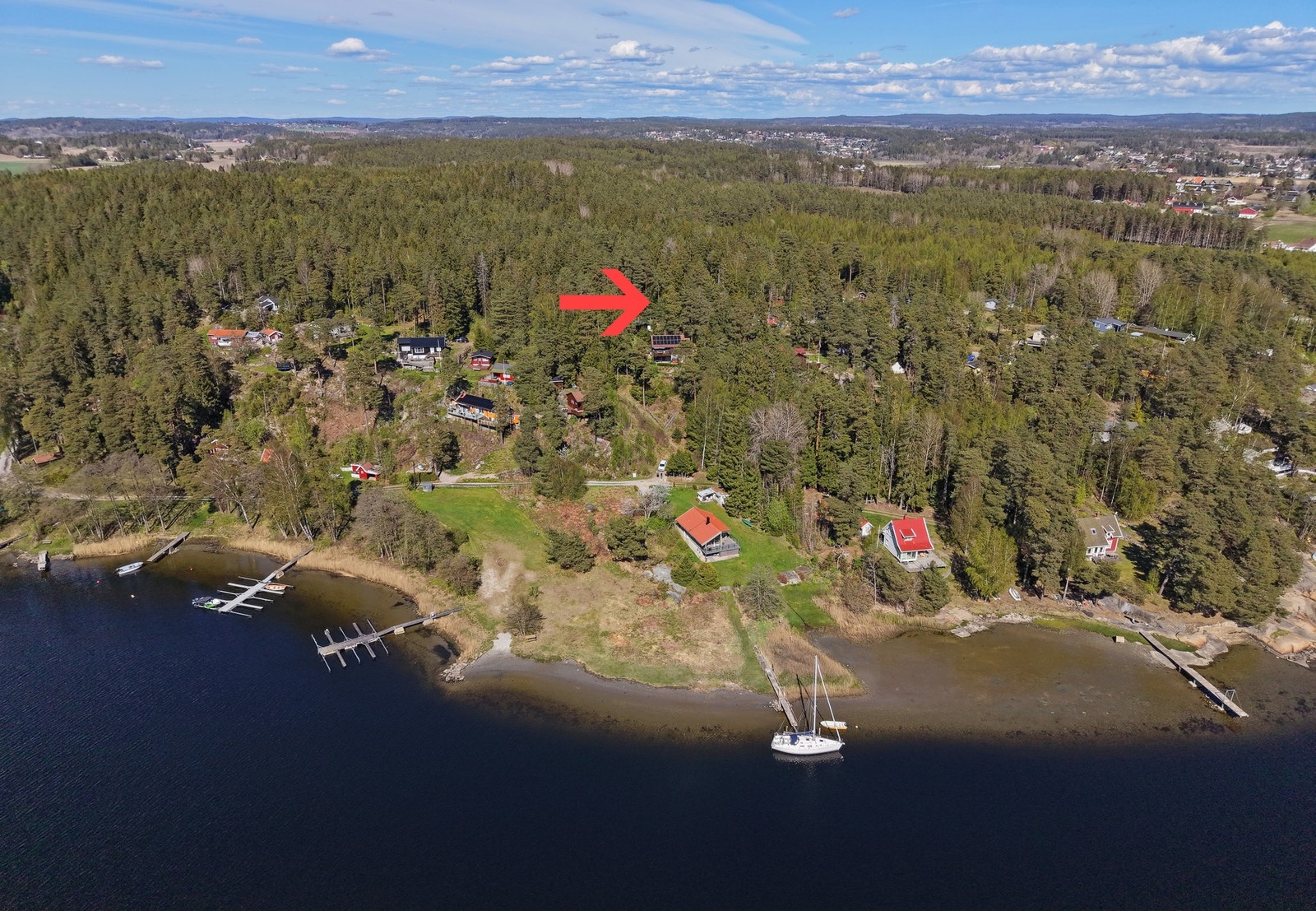 Det er sti og trapper i terrenget ned til sjøen. Galleribilde