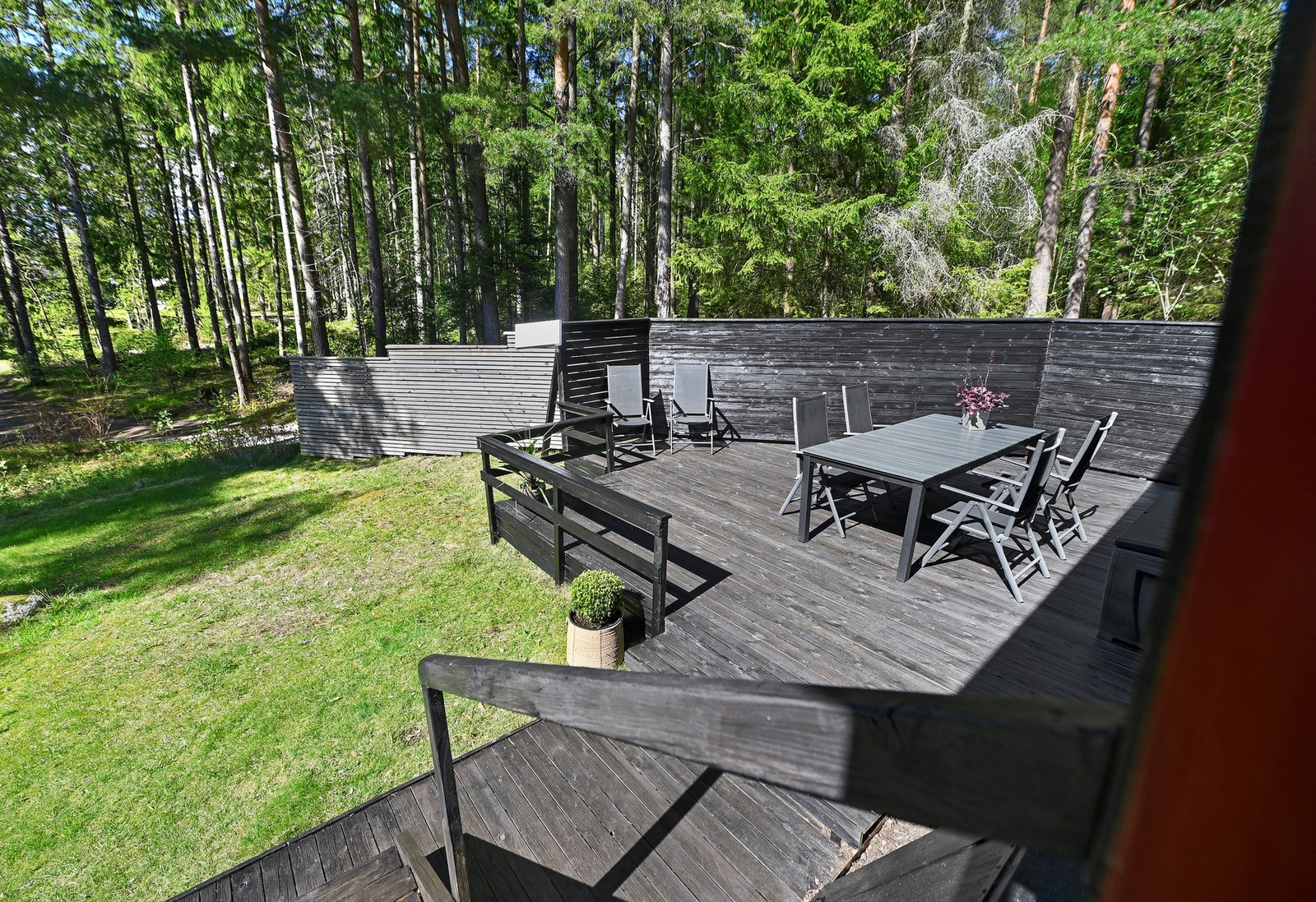 Romslig og lun markterrasse. Galleribilde