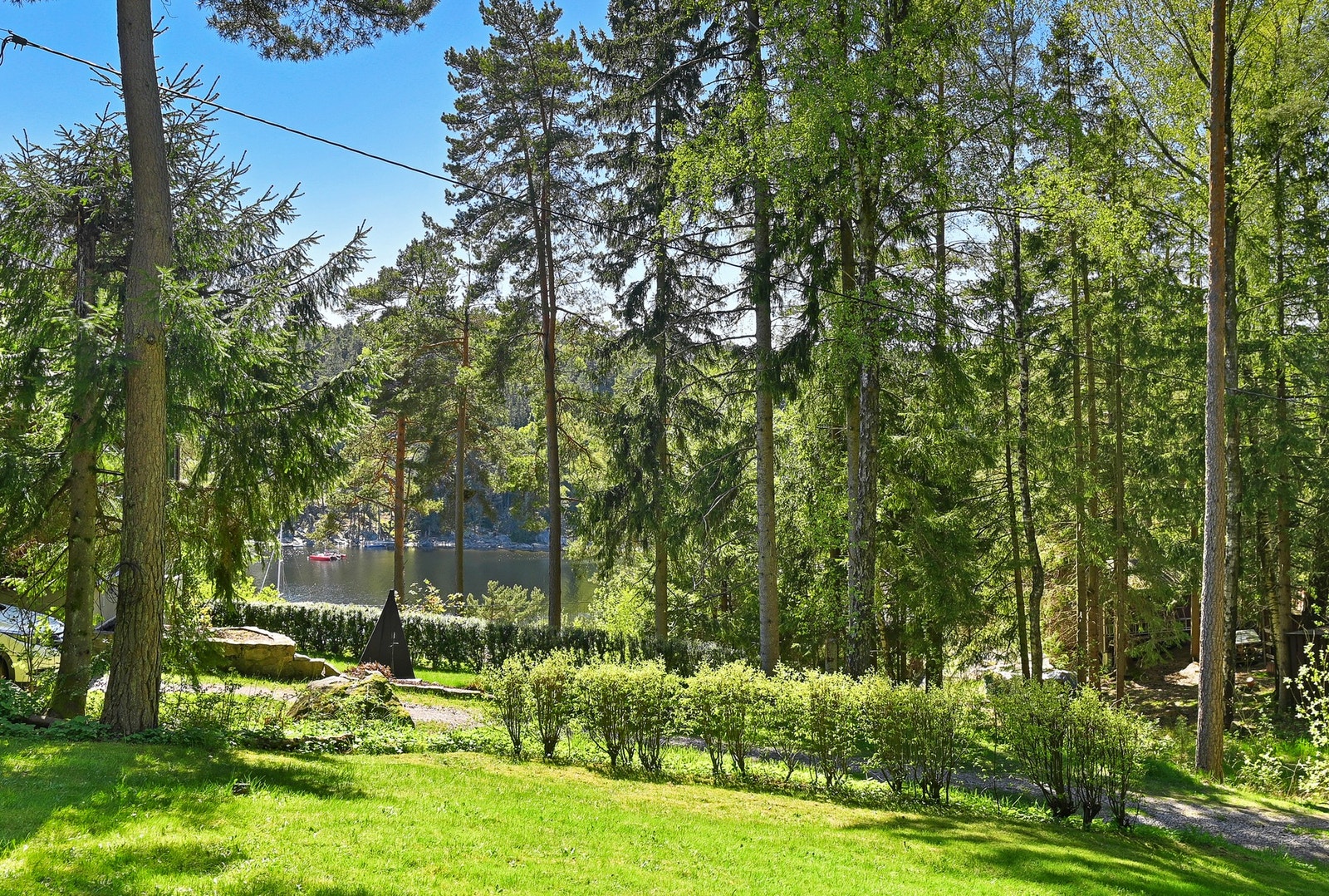 Fint utsikt fra eiendommen og ned til sjøen. Galleribilde