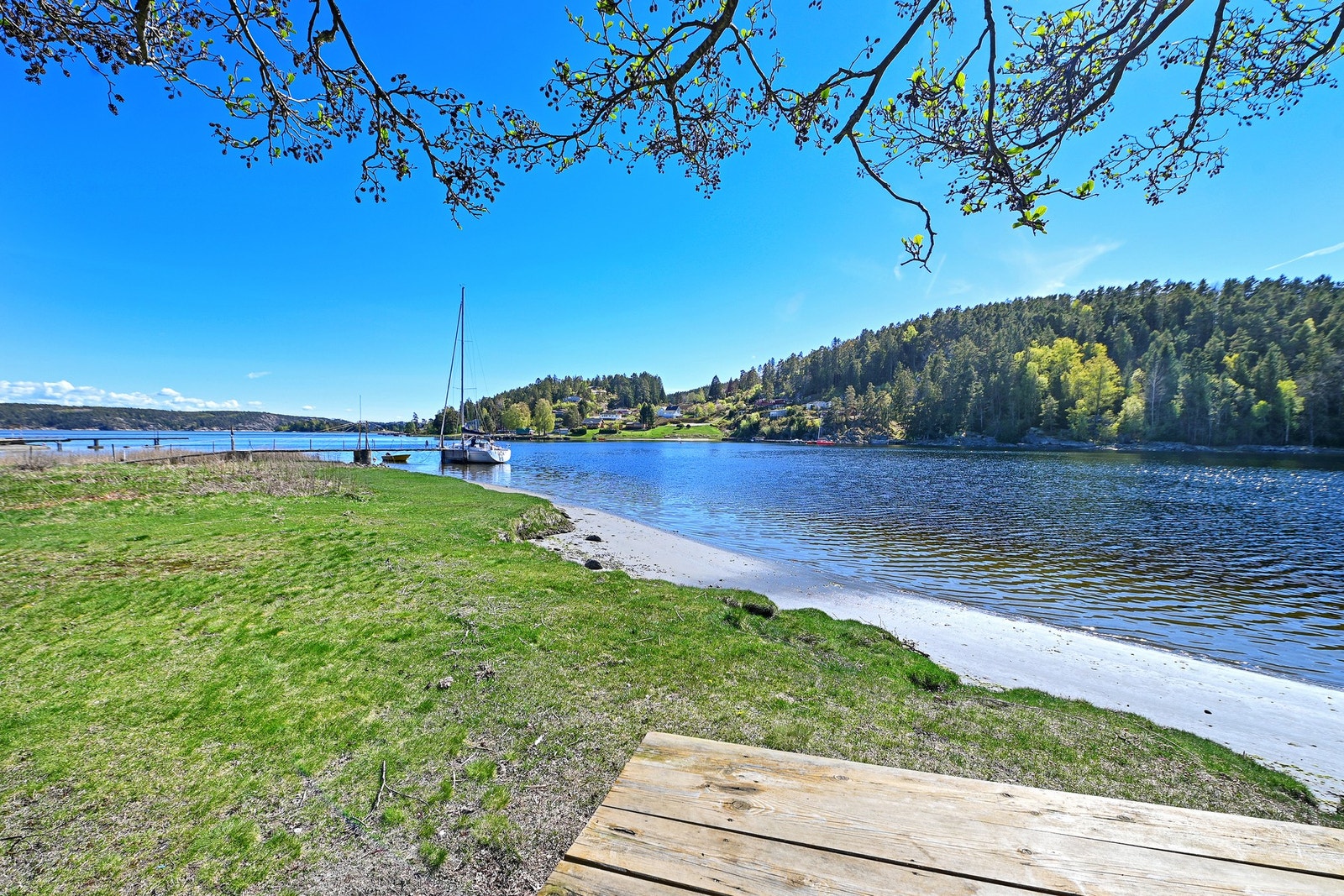 Like ned for eiendommen er det er fint fellesområde med gressplen, brygge og bademuligheter. Galleribilde