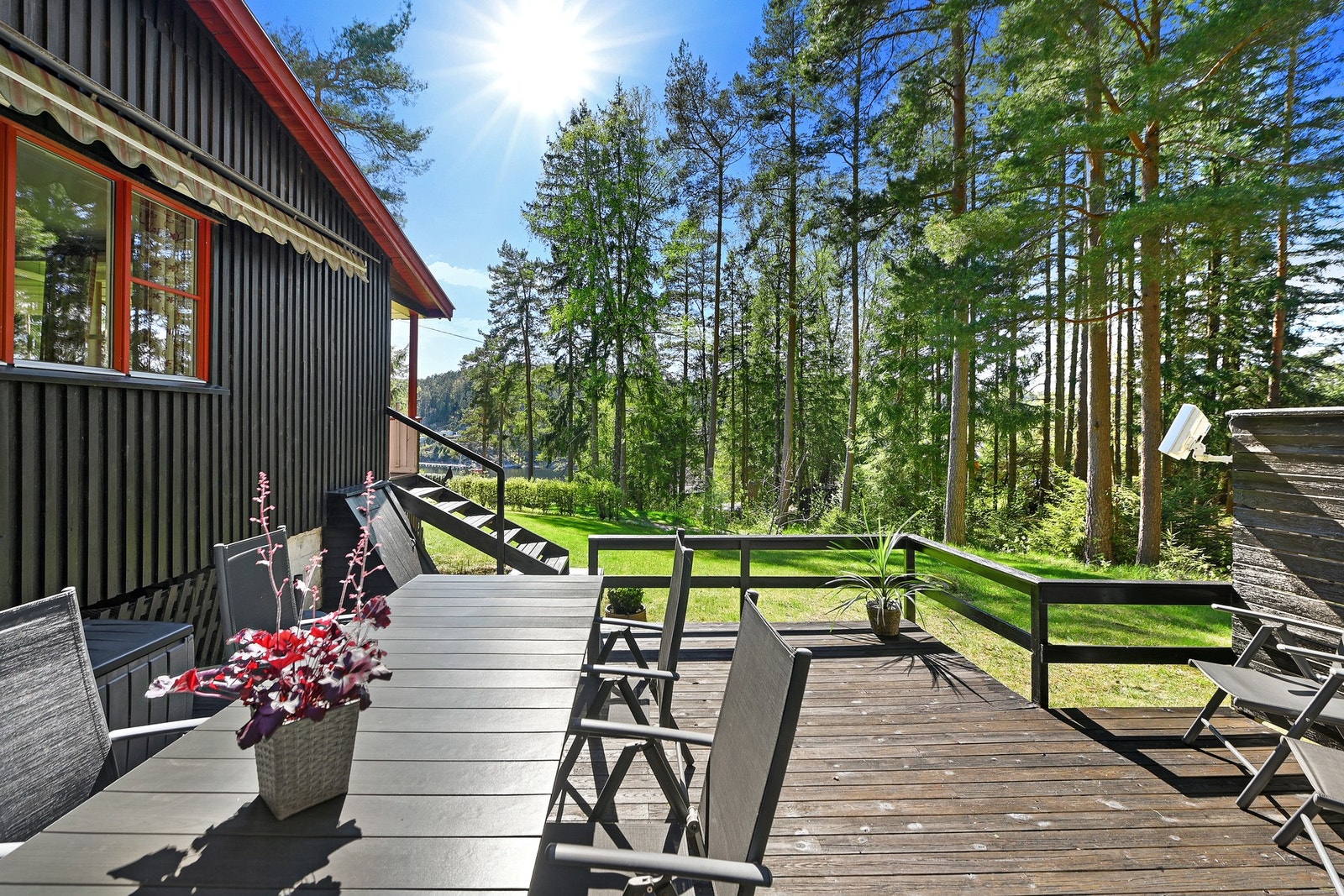 Eiendommen ligger i et skjermet hyttefelt med ca 30 fritidseiendommer. Galleribilde