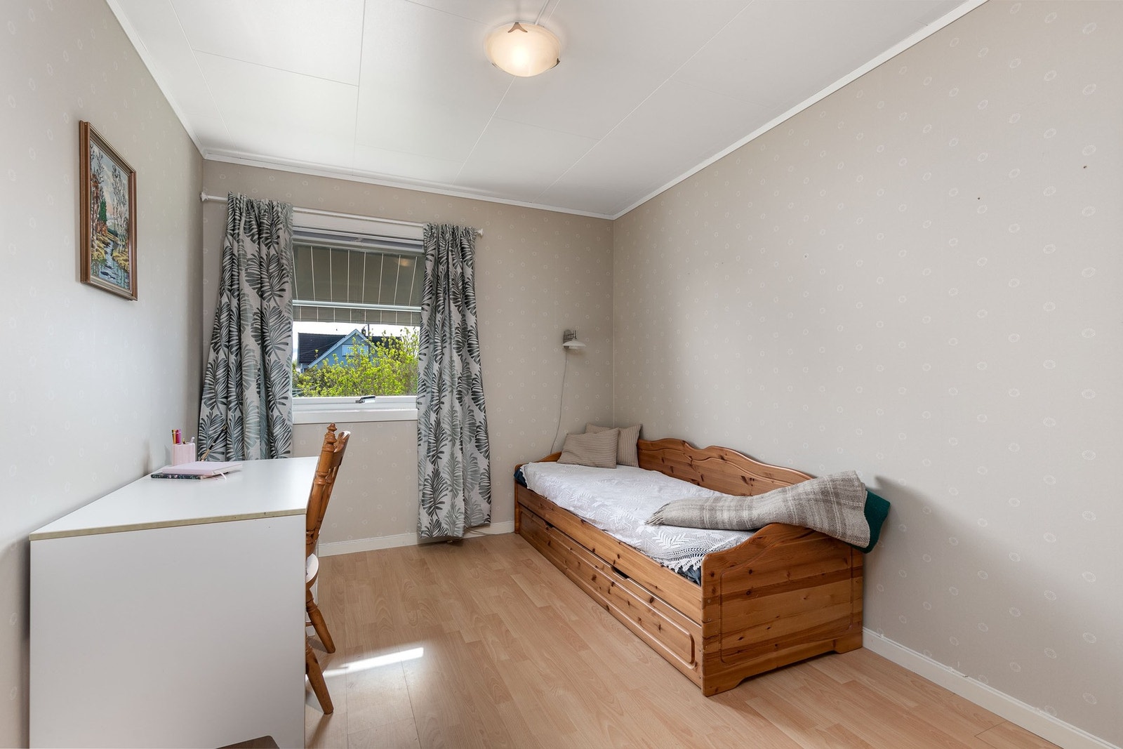 Soverom 2 med gode innredningsmuligheter og behagelig lysinnslipp. Galleribilde