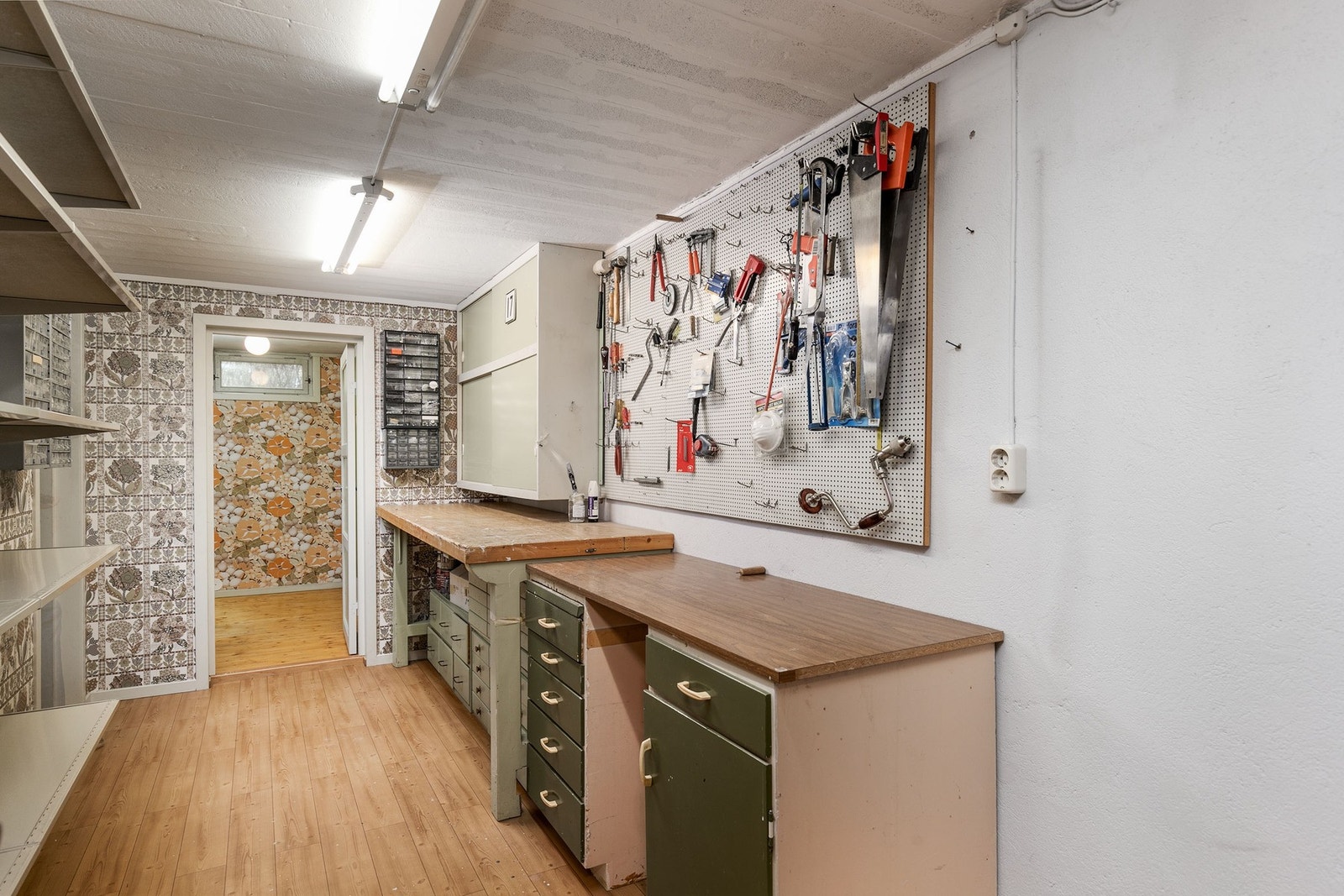 Hobbyrom med arbeidsbenk, oppbevaringsløsninger og gode arbeidsflater. Galleribilde