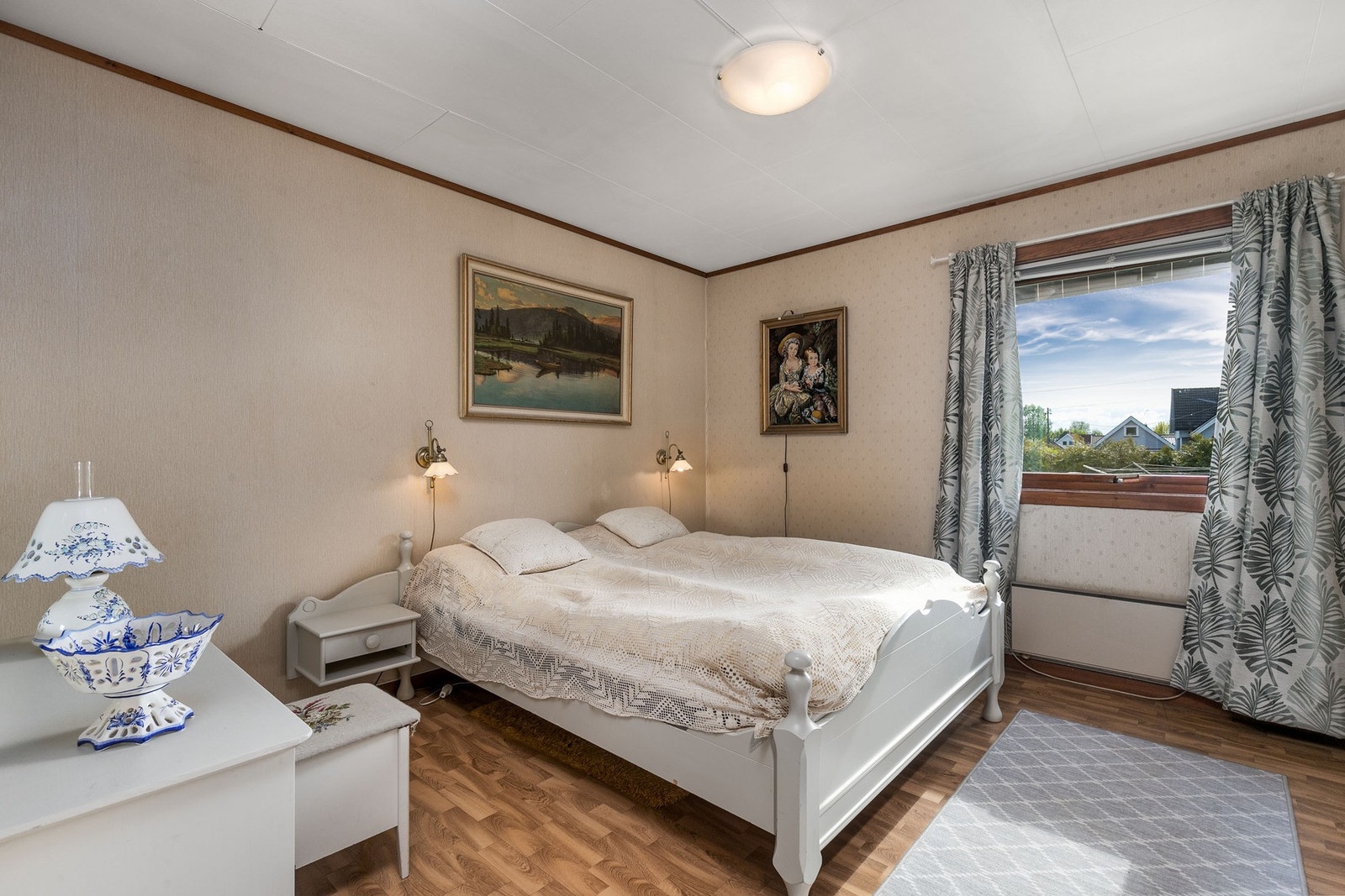 Soverom 1 med gode innredningsmuligheter og behagelig lysinnslipp. Galleribilde