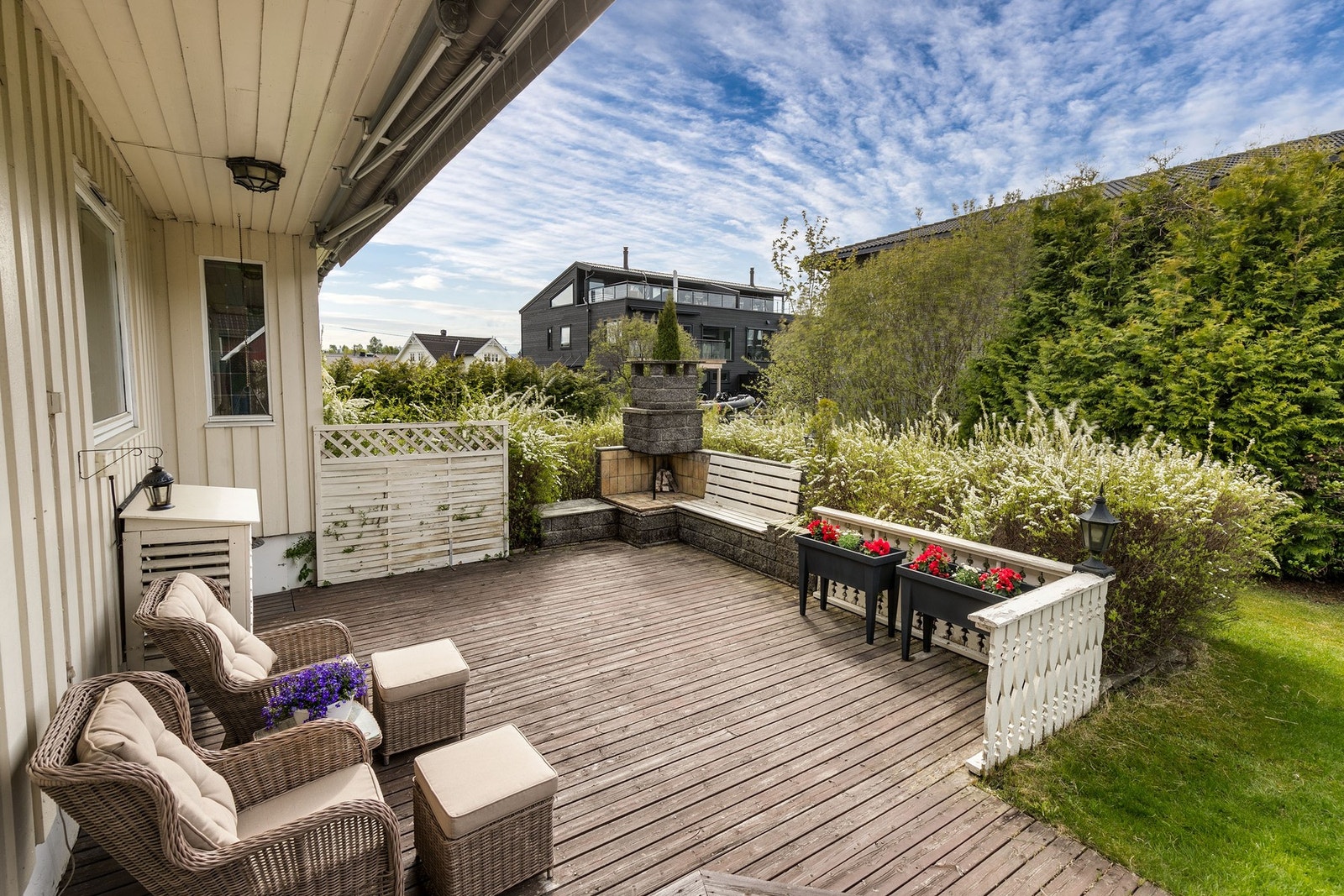 Terrassen er tilrettelagt med markise og utepeis/sittegruppe - et innbydende uteområde med flotte solforhold og god plass til sosiale sammenkomster. Galleribilde