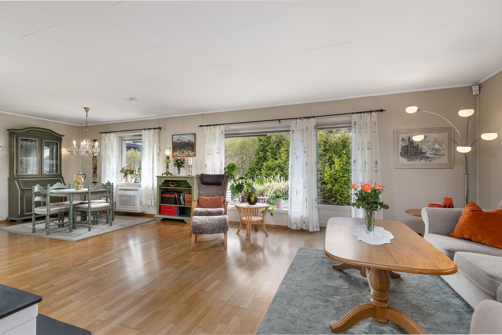 Store vindusflater gir rikelig med naturlig lysinnslipp. Galleribilde