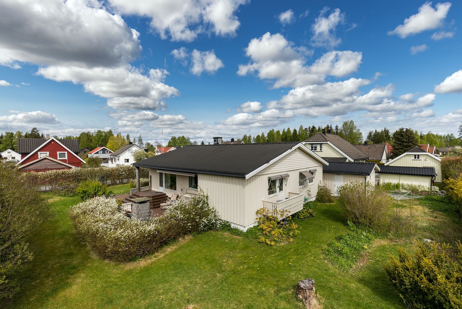 Gode kollektivmuligheter med bussholdeplass 6 min gange unna og Nordby stasjon 9 min fra eiendommen. Galleribilde