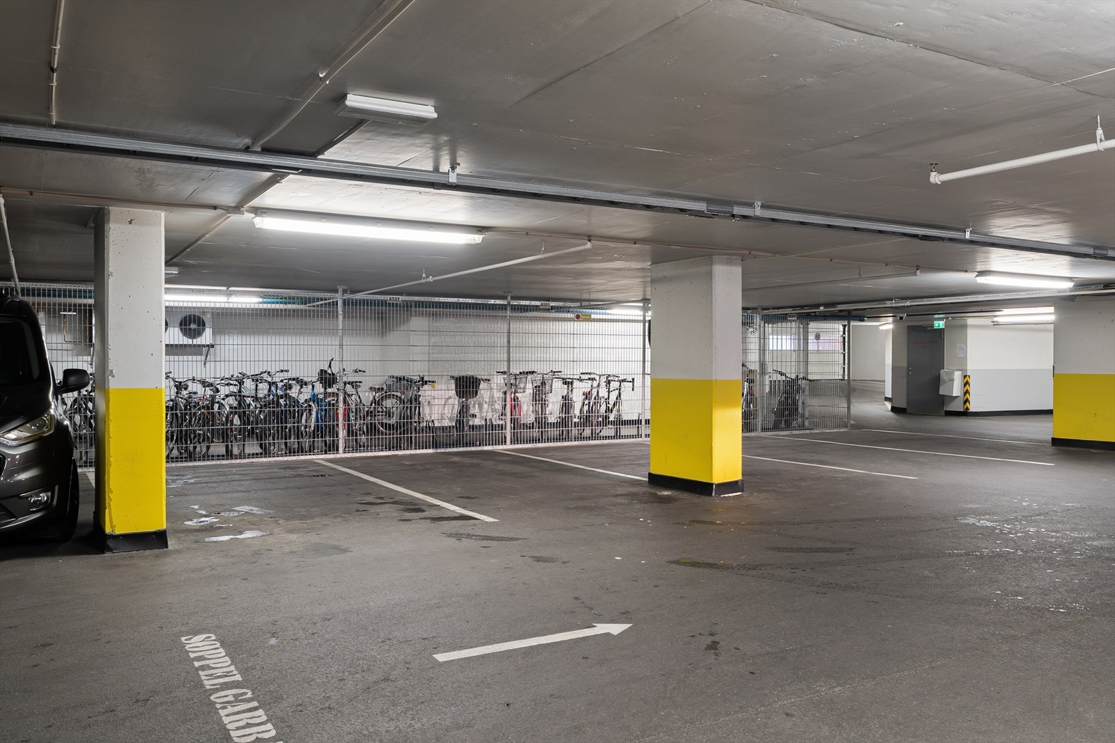 Fast parkeringsplass i lukket anlegg Galleribilde