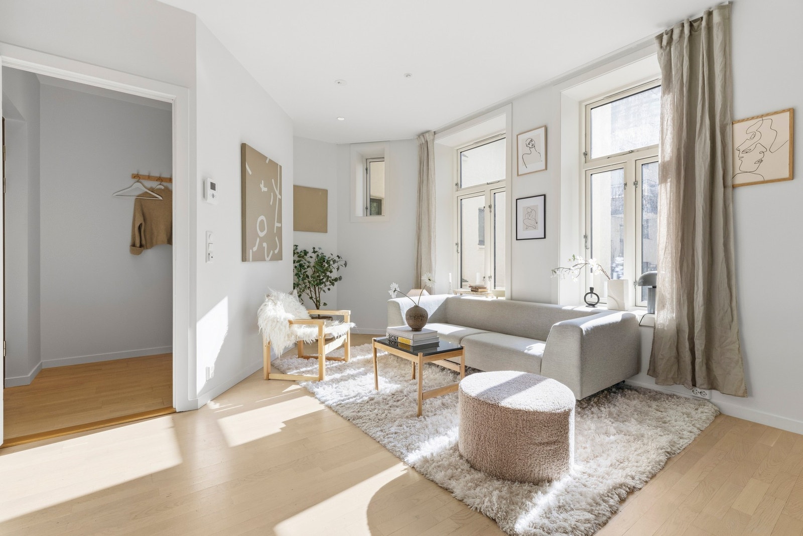 Stuen er romslig og fremstår lys og luftig med gjennomgående god takhøyde og store vindusflater som slipper inn rikelig med naturlig lys. Galleribilde