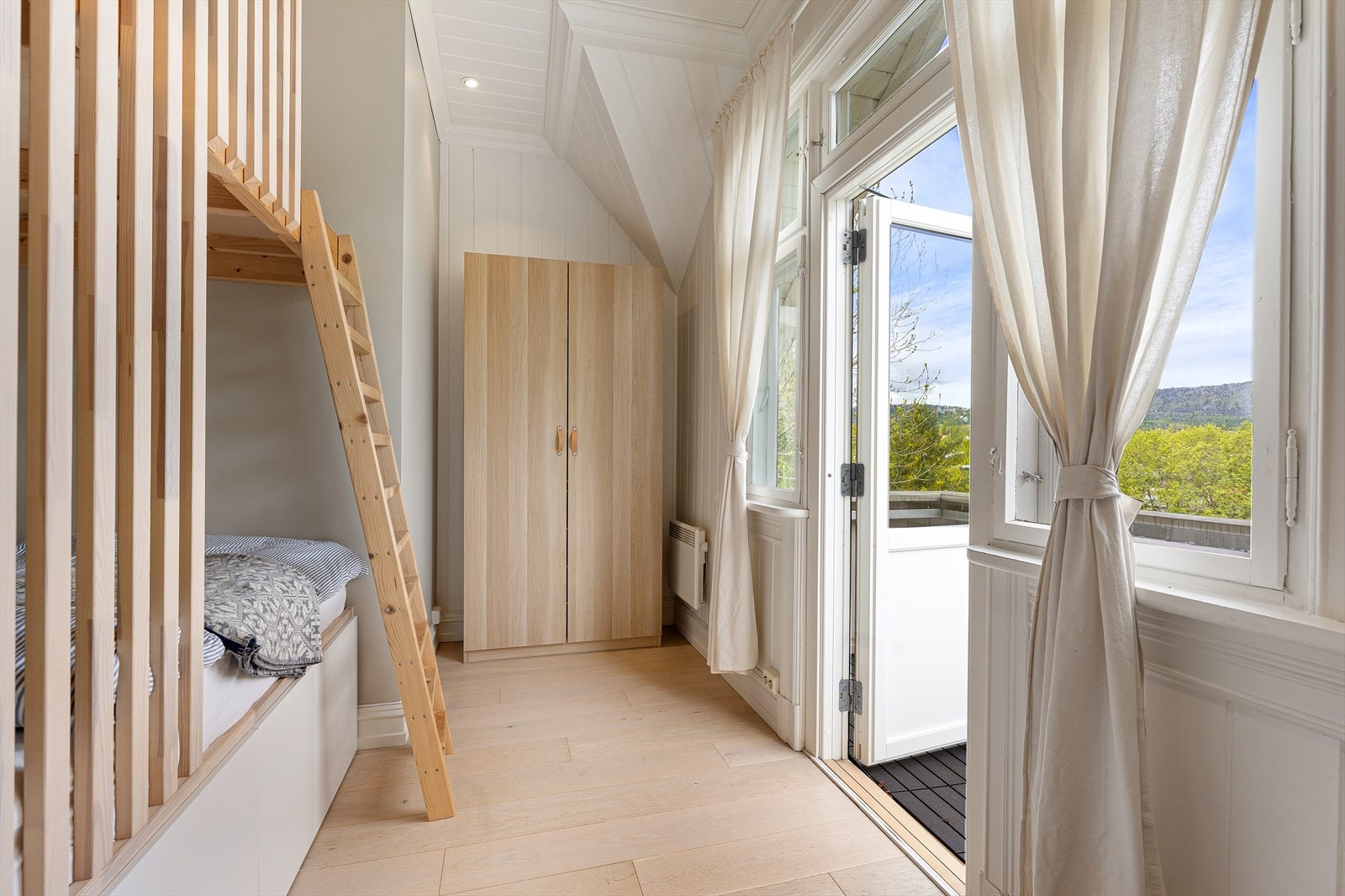 Plassbugget seng med hems som kan brukes til ekstra leke- eller soveplass. Galleribilde