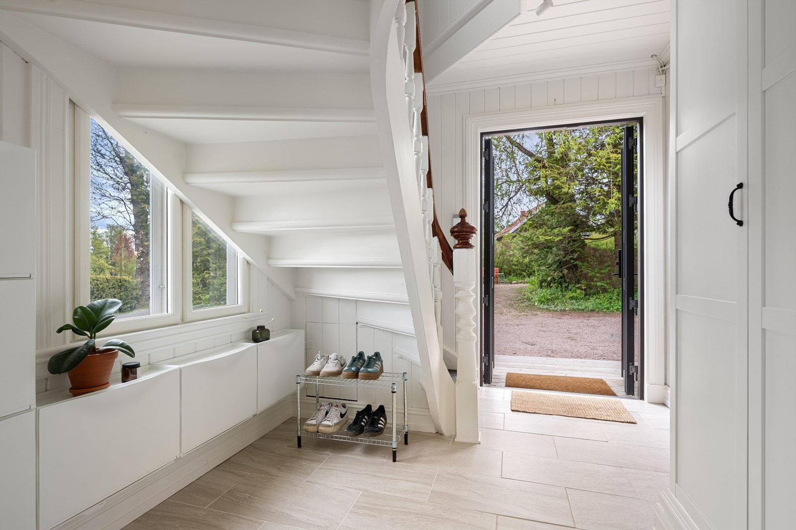 Vegger og himling er kledd med malt panel, som sammen med klassiske detaljer tilfører rommet sjarm og karakter. Galleribilde