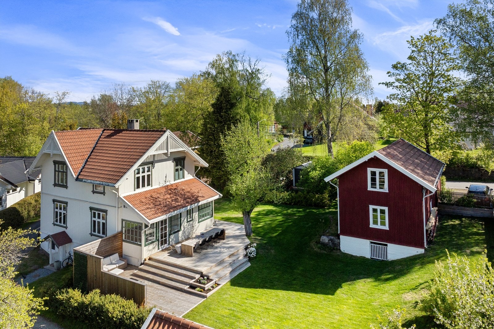 Boligen har en helt fantastisk uteplass med en markterrasse på totalt ca. 61 kvm som går rundt boligen. Galleribilde