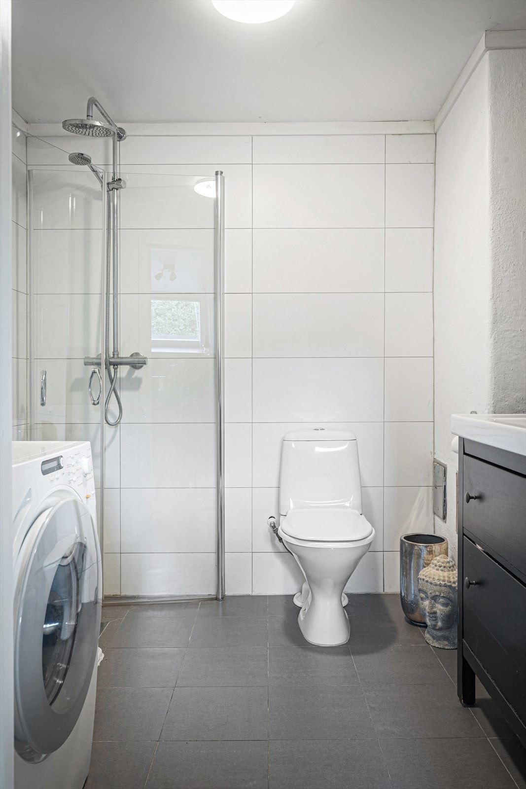 Hybel - Badet i hybeldelen har flislagt gulv med varme. Veggene består av både flislagte og malte betongflater, og himlingen er malt. Ikke godkjent for varig opphold. Galleribilde