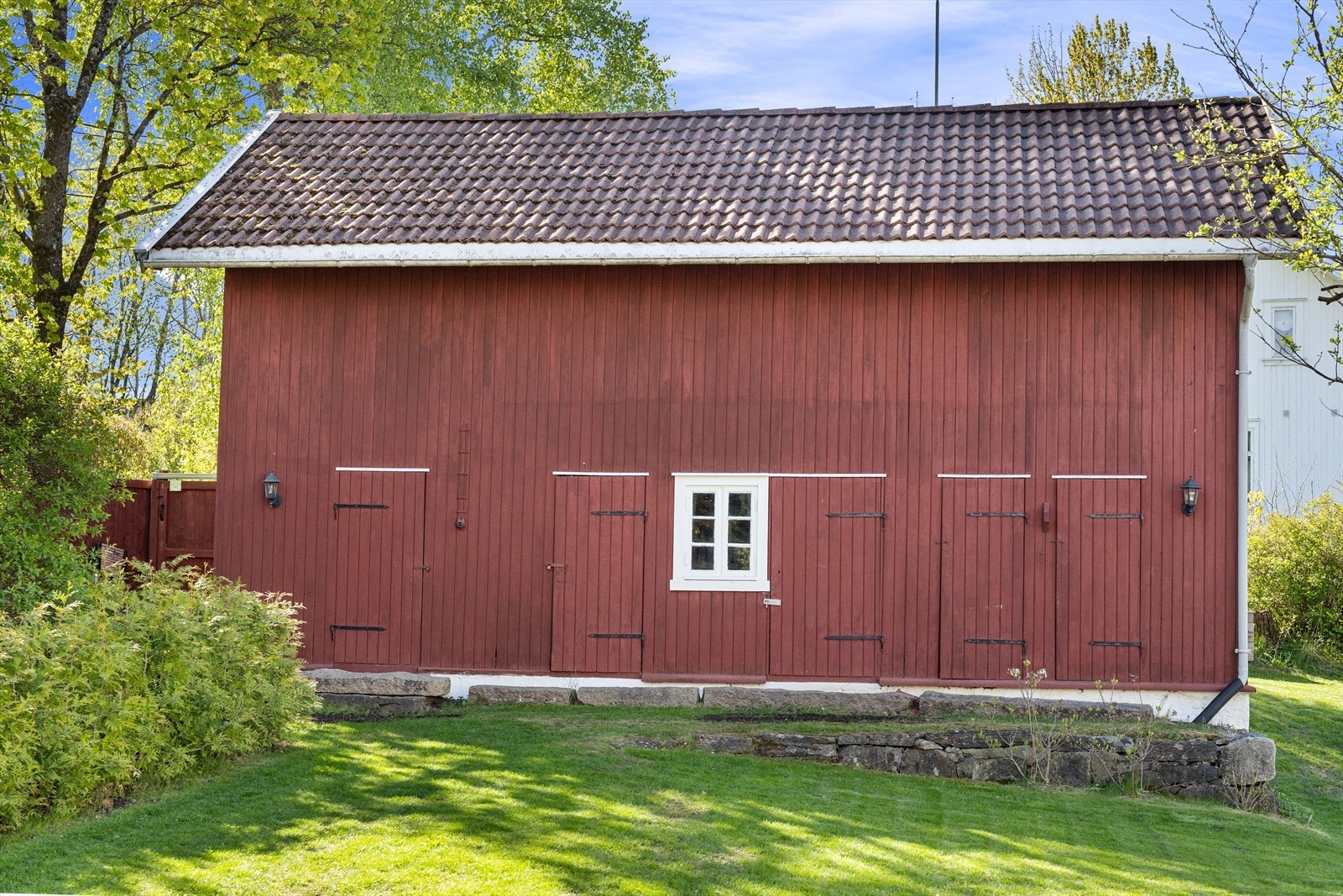 I hagen er det en låve over to plan på totalt ca. 88 kvm. Galleribilde