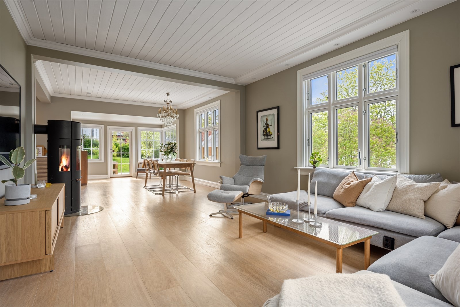 Stuen og spisestuen i 1. etasje har en åpen planløsning med naturlige soner for sofakrok og spisestue. Galleribilde