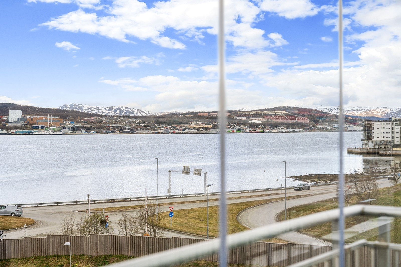 Fra balkongen er det fin utsikt mot Tromsøya.