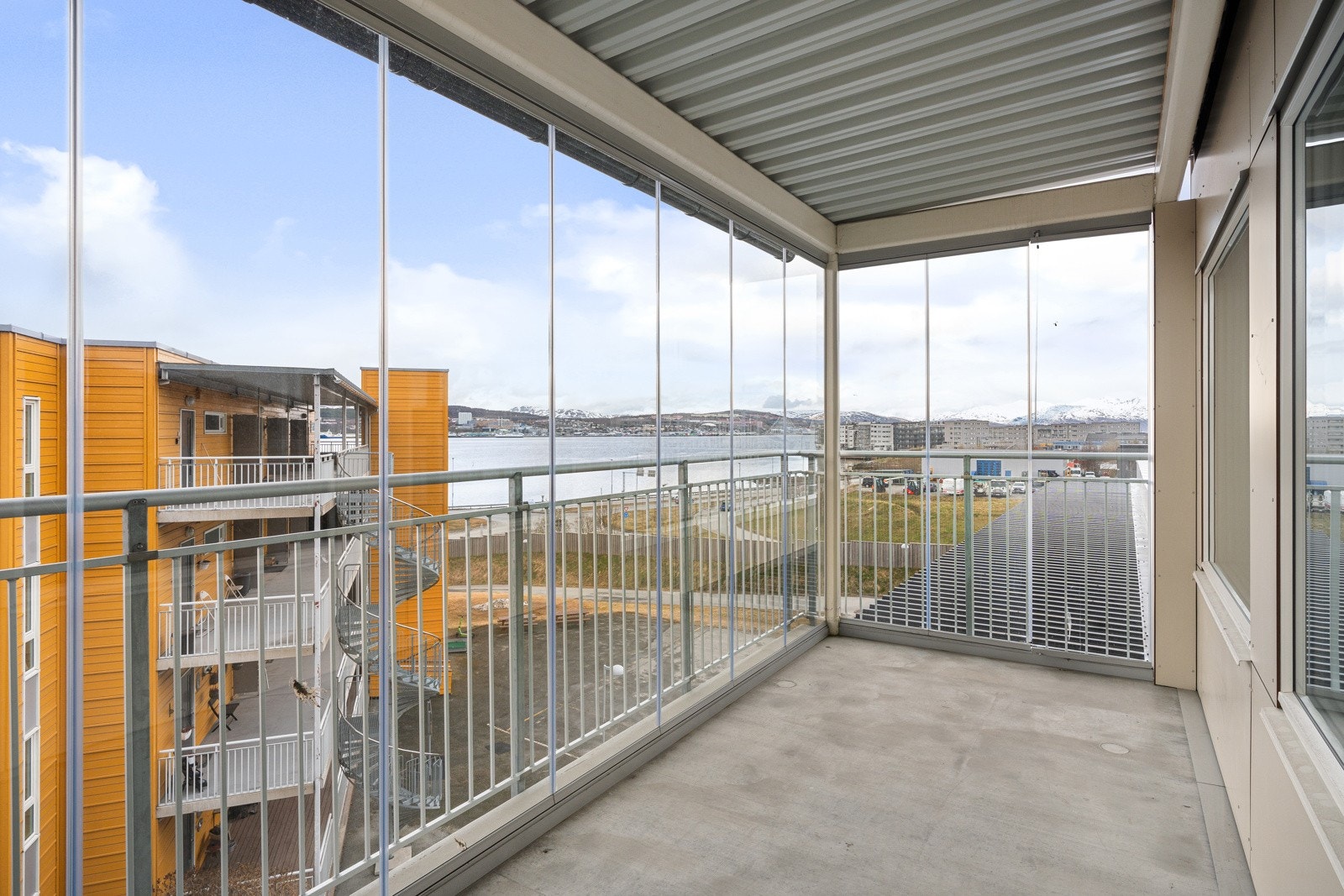 Leiligheten har både takterrasse og innglasset balkong - her kan du bare flytte deg etter solen.
