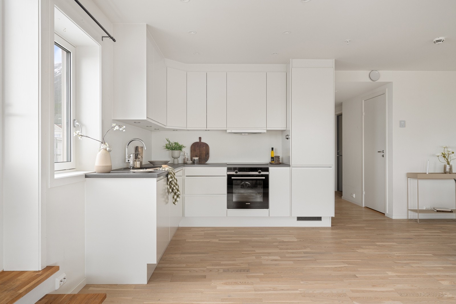 Moderne innredning og integrerte hvitevarer.