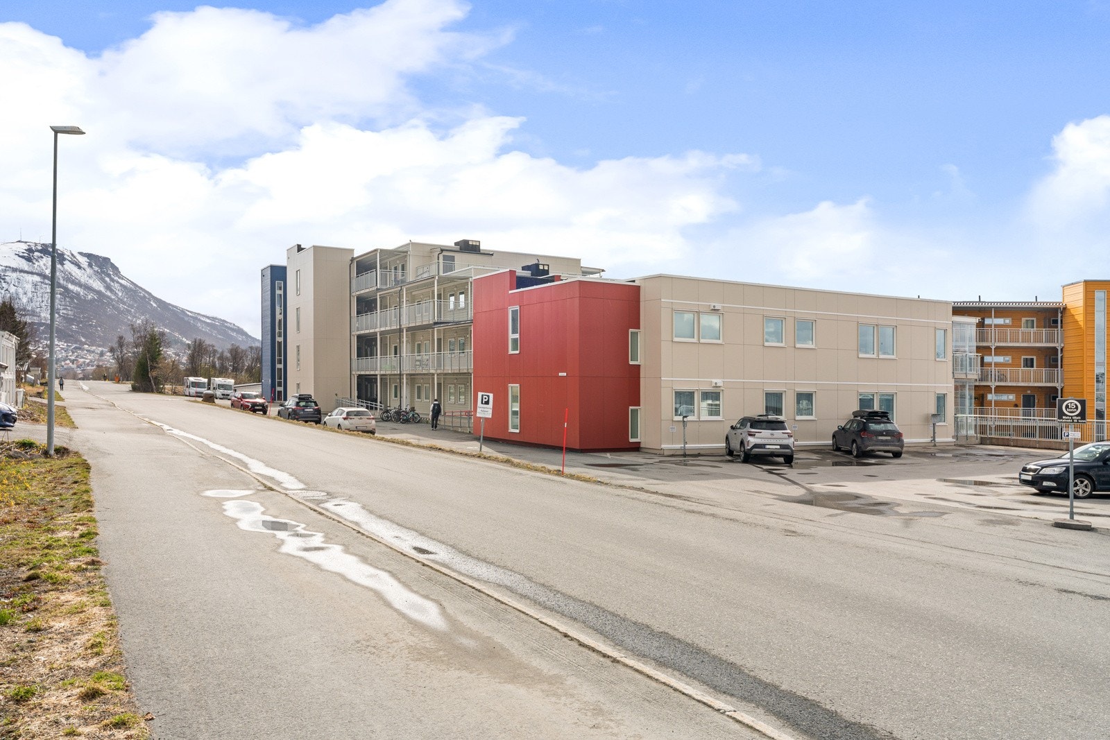 Det er gangavstand til matbutikker og gode bussforbindelser med direkteruter til UIT/UNN og sentrum.