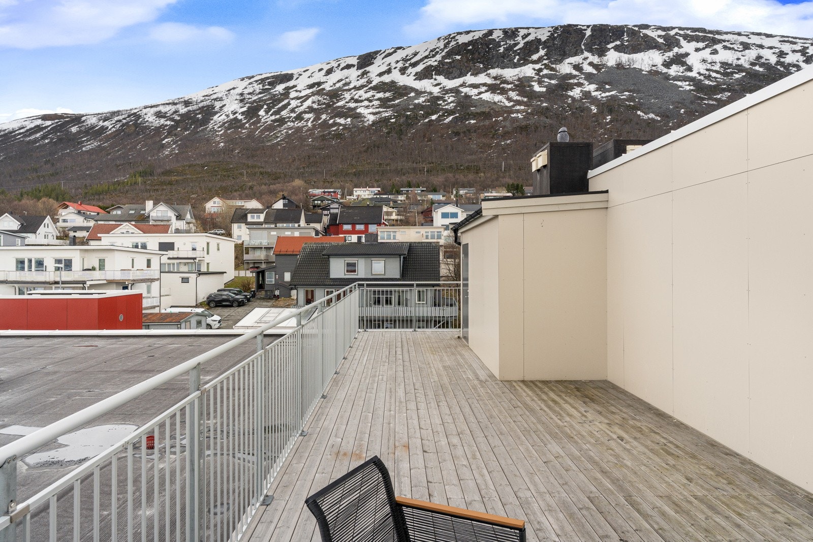 Meget romslig takterrasse hvor sommerdagene kan nytes.