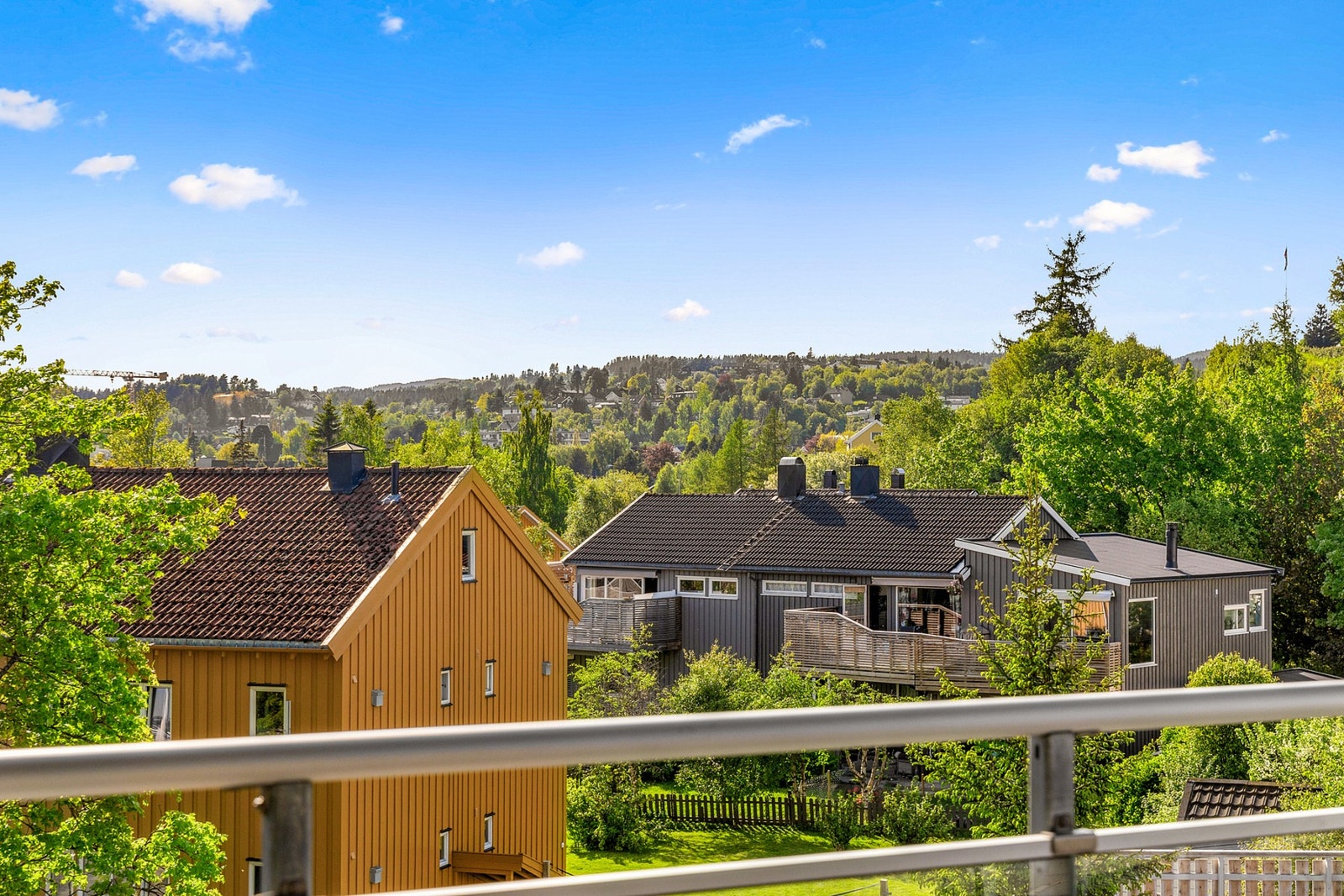 Sameiet ligger rolig til, i et pent etablert boligområde på Byåsen/Munkvoll. Fra verandaen har man fritt utsyn mot frodige omgivelser. Leiligheten ligger kun en rusletur unna det flotte helårsterrenget i Bymarka. Galleribilde