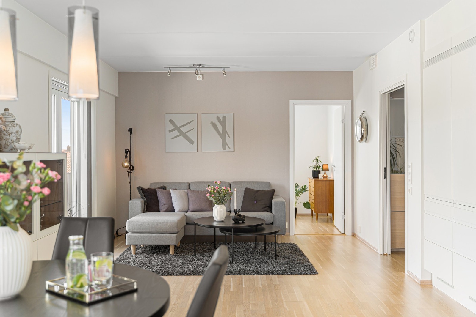 Leiligheten har to soverom, der det ene ligger plassert ved siden av stua - rett frem til høyre i bildet. Praktisk med skyvedør mellom gang og stua. Galleribilde