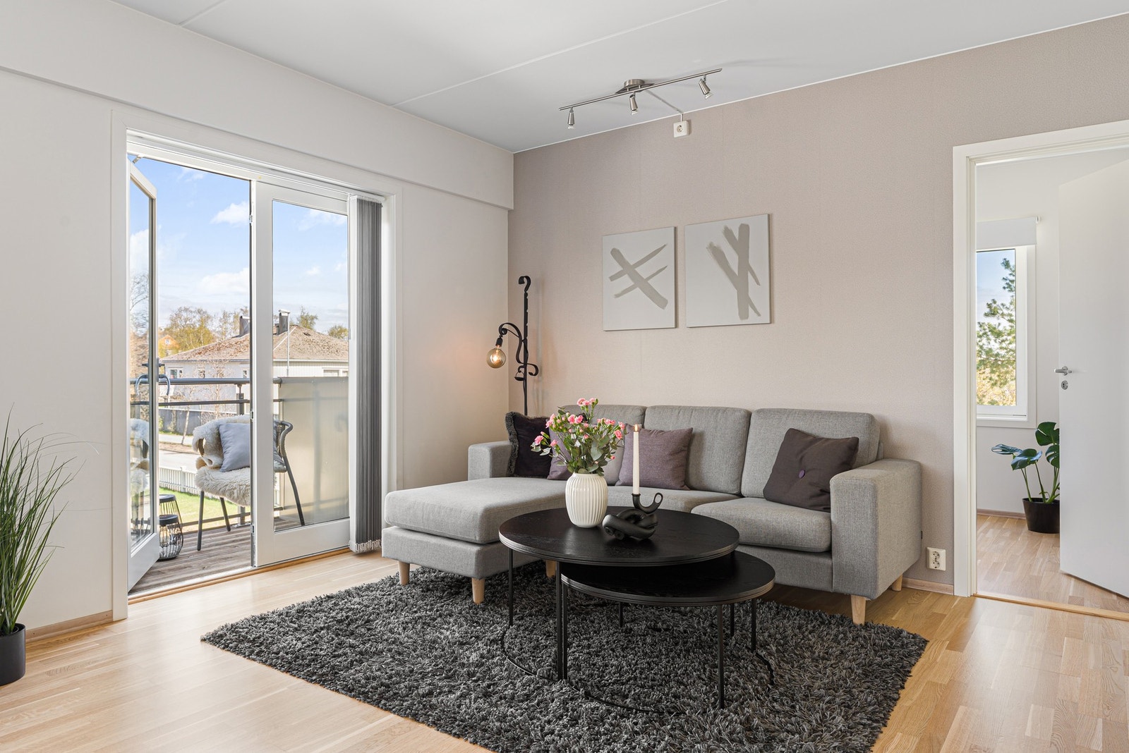 Stua har en fin størrelse, og det er god plass til sofagruppe i enden av rommet. Galleribilde