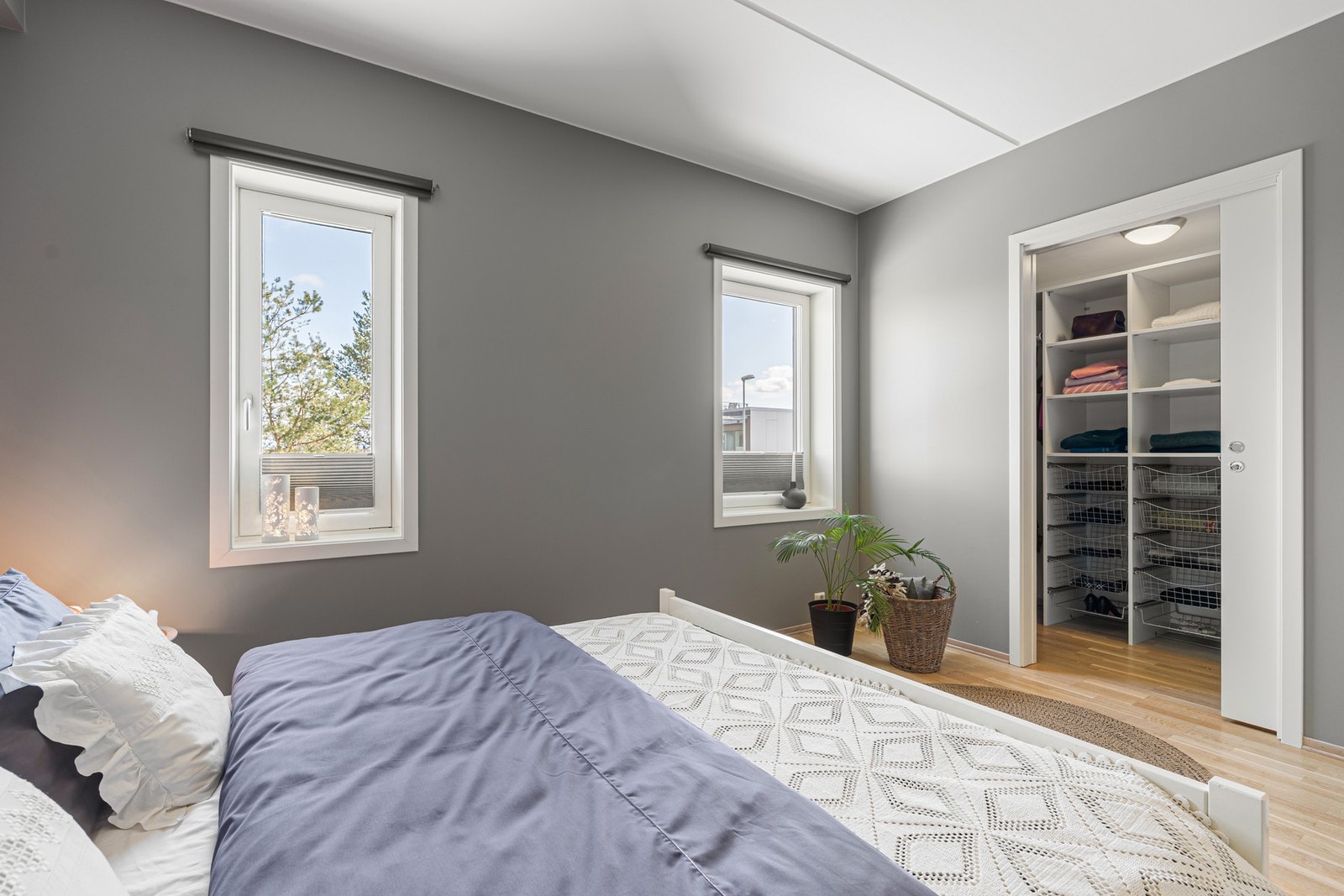Vegg-i-vegg med soverommet ligger en egen walk-in garderobe, med skyvedør mellom rommene. Galleribilde