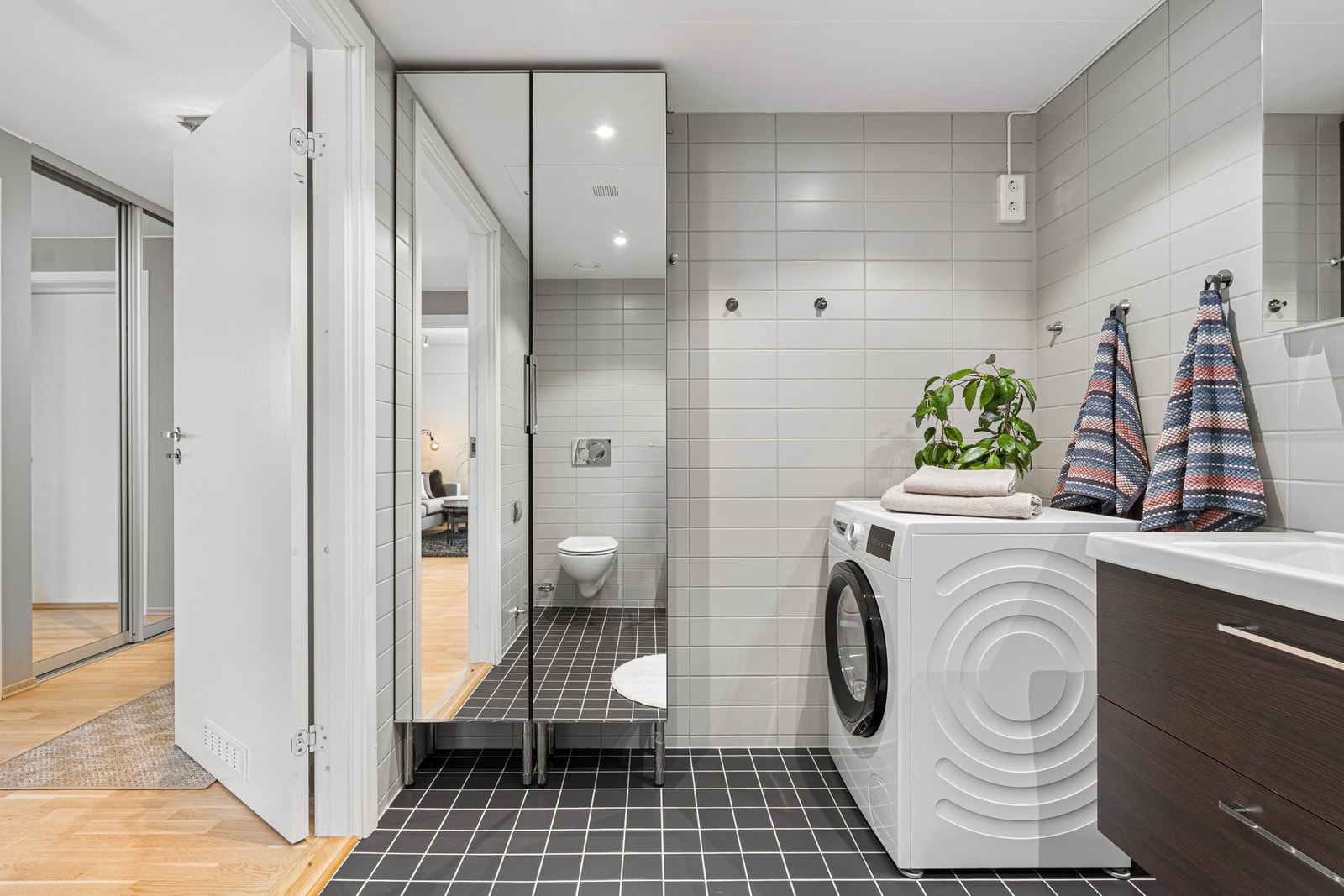 Her finnes to romslige høyskap, samt oppbevaringsplass i både skuffer under vask og i speilskapet. Opplegg for vaskemaskin, samt plass til tørketrommel over denne ved ønske. Galleribilde