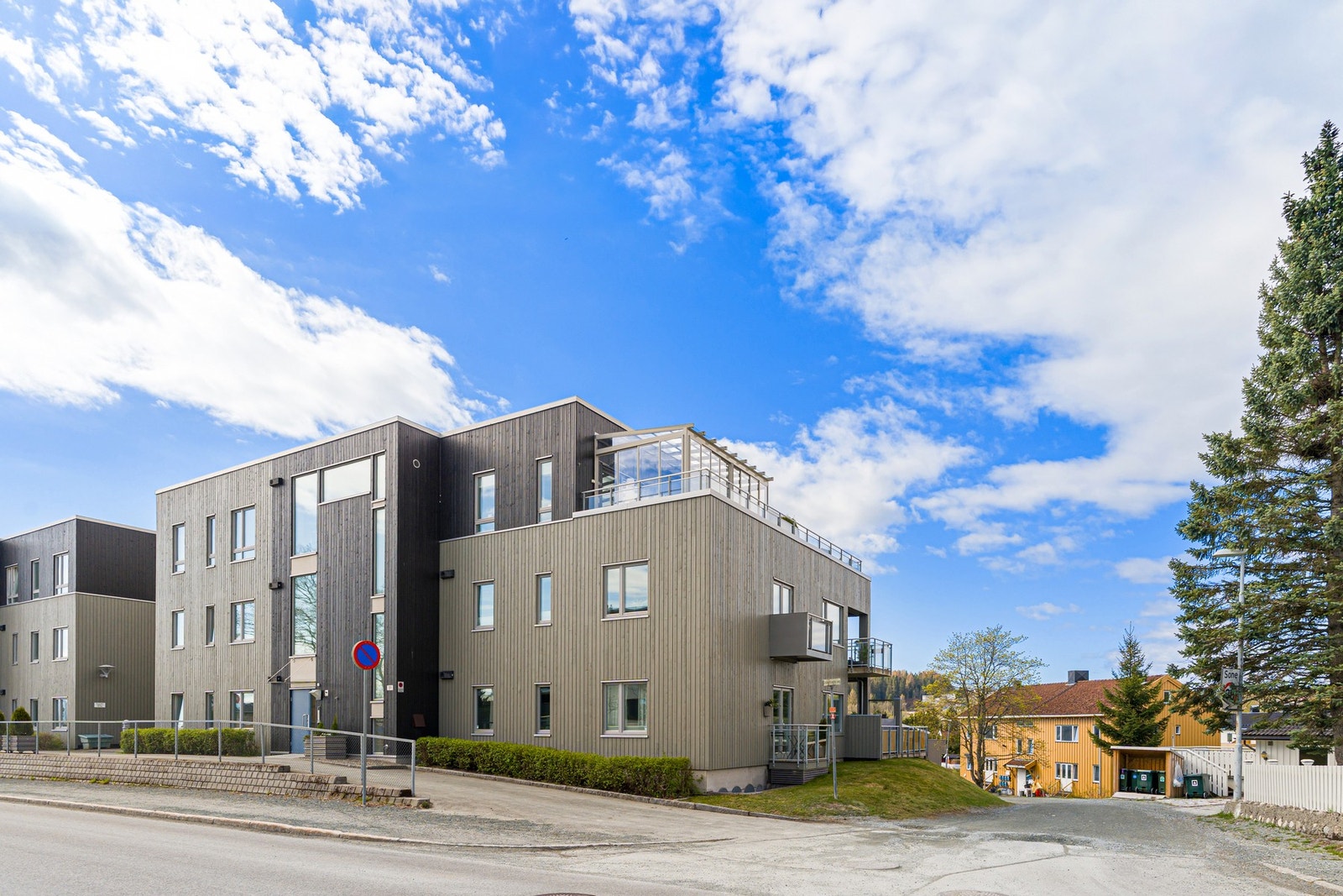 Inngang til leilighetsbygget ligger på motsatt side. Man kan enkelt ta heisen opp til leiligheten, samt direkte ned til p-kjeller. Galleribilde