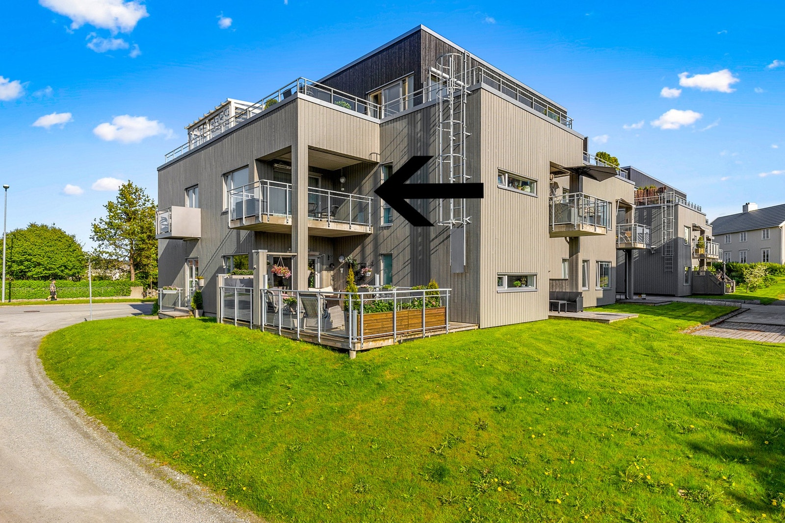 Leiligheten har en fin plassering i bygget. Her ligger man åpent og fritt til, med hjørnebeliggenhet, uten følelse av innsyn. Galleribilde