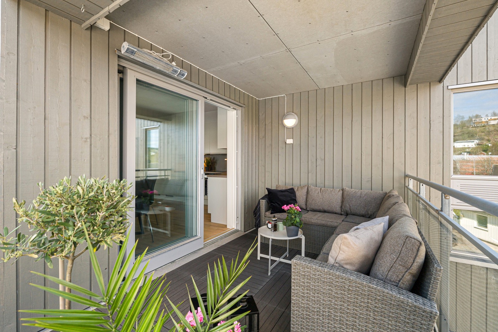 Verandaen er av en god størrelse, der den største delen av den er overbygget. Slik sett får man forlenget utesesongen. God plass til flere sittegrupper og grill. Galleribilde