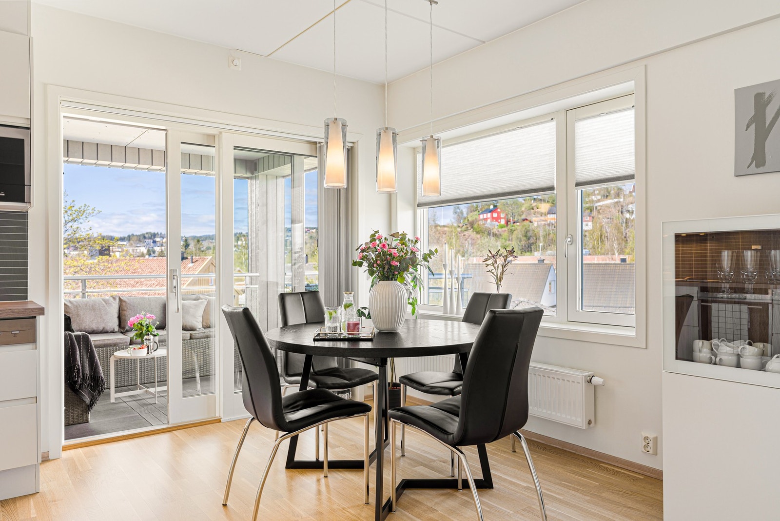 God plass til spisegruppe ved siden av kjøkkenet. Det er montert innvendig solskjerming - både i vinduer ved siden av spisegruppe, samt lameller ut mot verandaen. Galleribilde