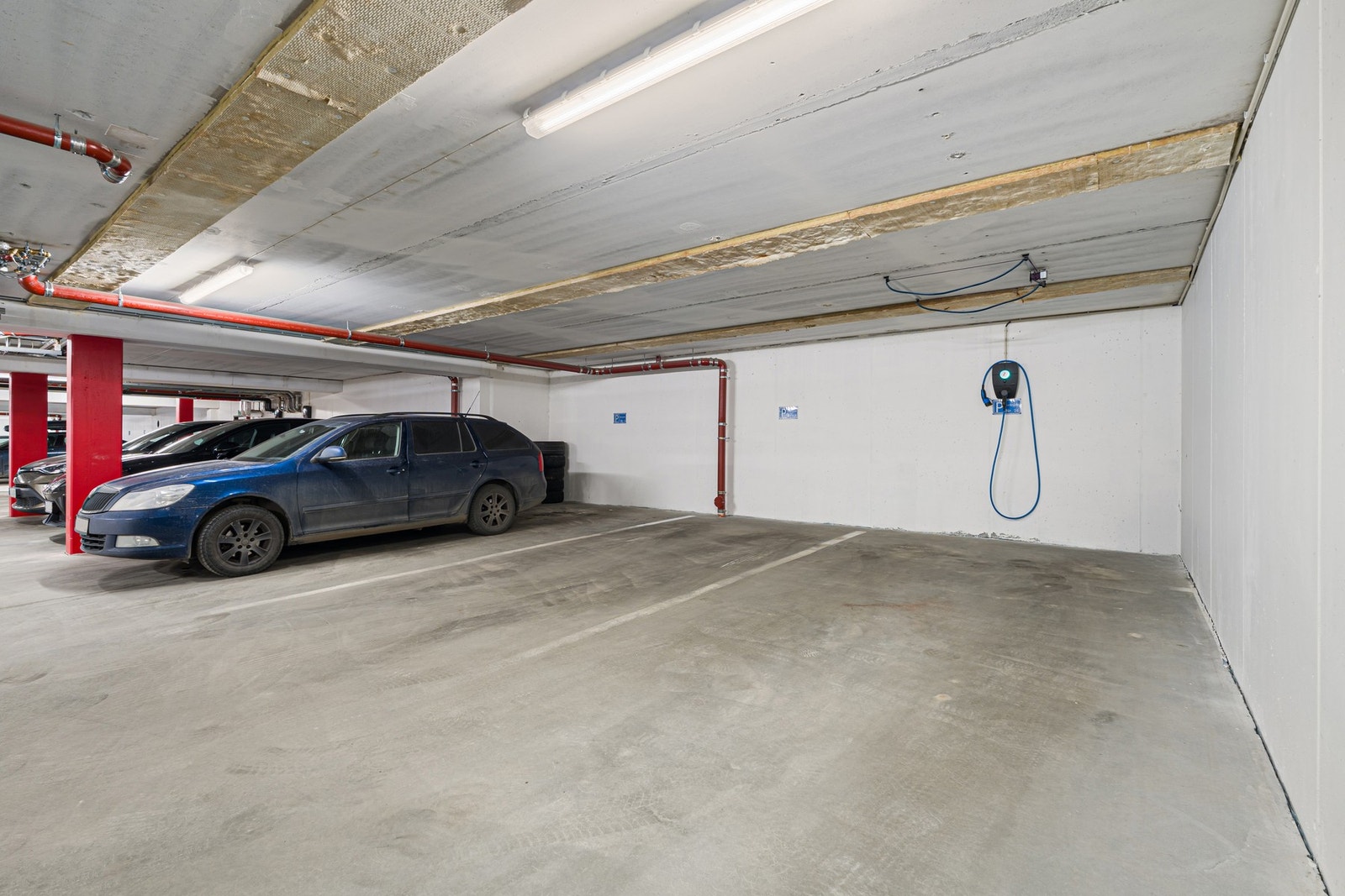 Fast p-plass i p-kjeller med elbillader. Den eksterne boden ligger også plassert i kjelleretasjen (denne måler 5 kvm). Sameiet har også innvendige gjesteparkeringer i p-kjeller, samt noen utvendig. Galleribilde