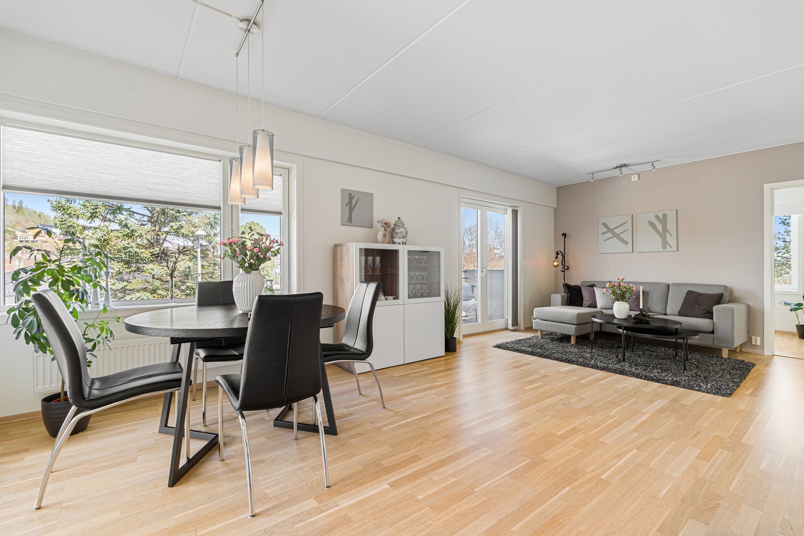 Bygget stod ferdigstilt i 2013 og byr på moderne fasiliteter som fjernvarme (inkl. i mnd. felleskostnader), balansert ventilasjon, heis og fast p-plass i p-kjeller. Galleribilde