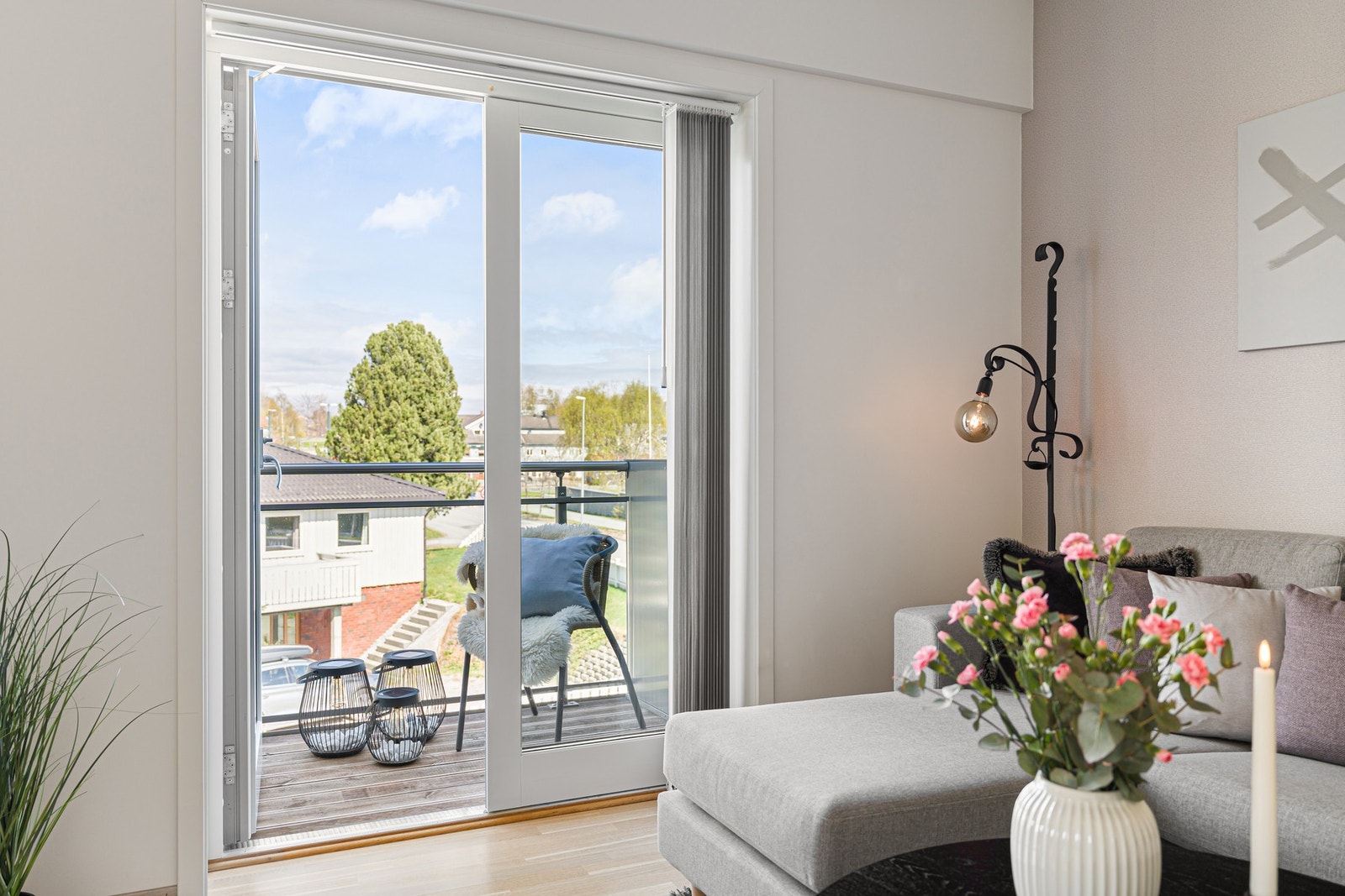 Ved siden av sofaen har man utgang til balkongen. Galleribilde