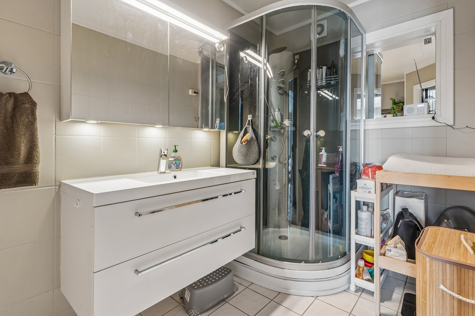 Badet i første etasje har fliser på veggar og golv, og er utstyrt med dusjkabinett. Galleribilde