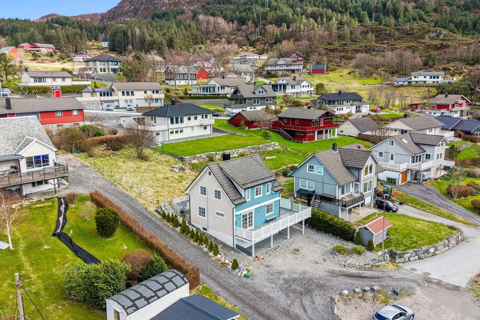 Bustaden ligg i eit etablert bustadområde med spreidd busetnad. Galleribilde