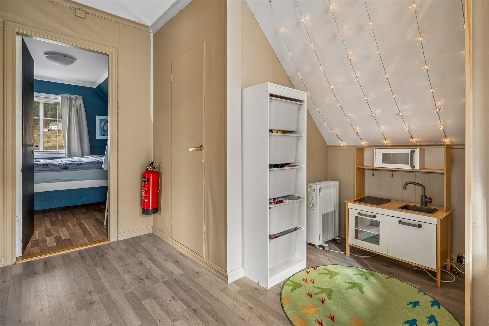 Loftsetasjen har fleire disponible rom. Desse romma er etablerte gjennom ei bruksendring som er søknadspliktig. Galleribilde