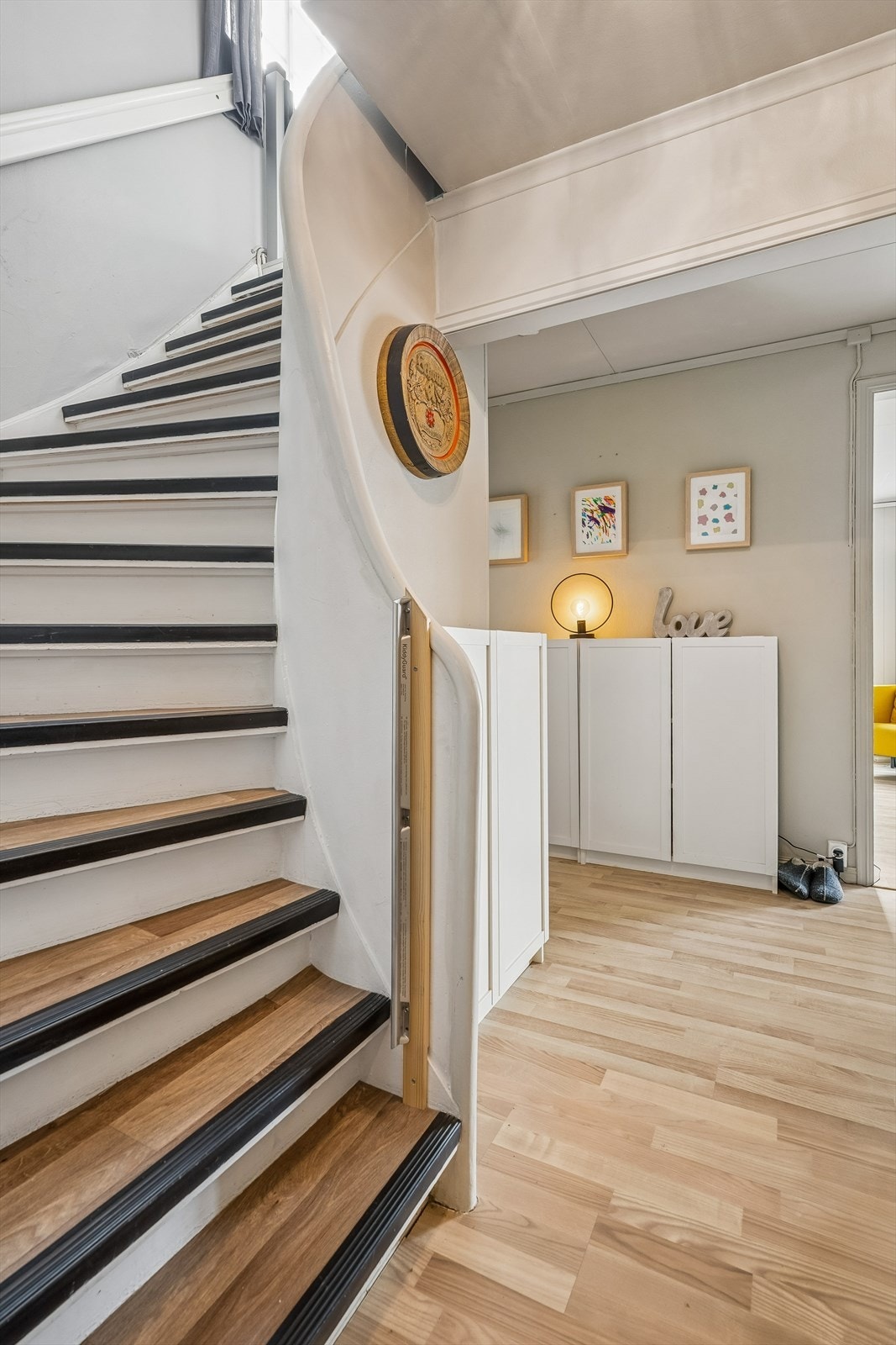 Måla tretrapp med belegg i trinna leier opp til loftsetasjen. Galleribilde