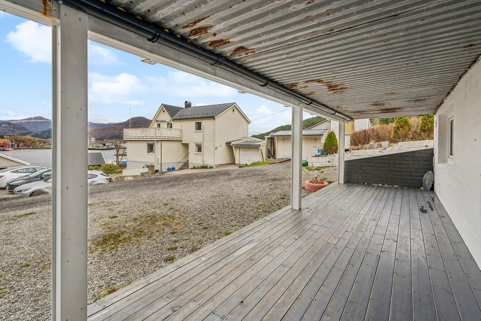 Overbygd uteplass under balkongen med tilkomst frå tunet. Galleribilde