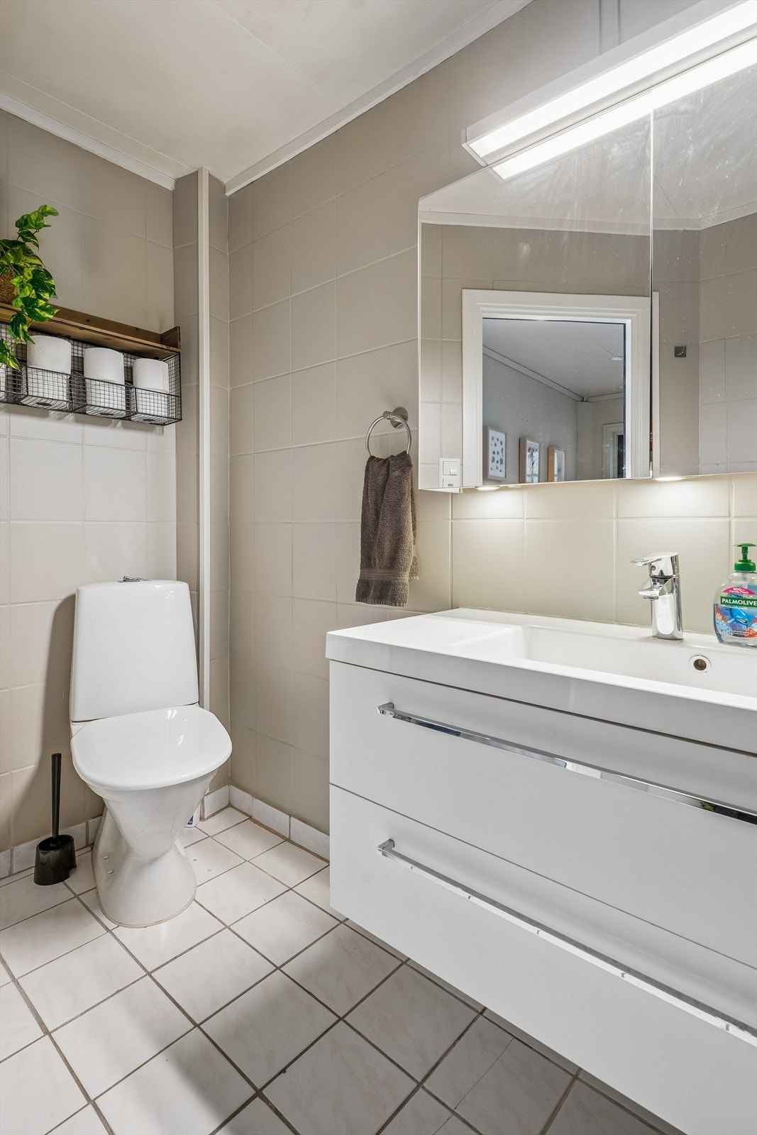 Innreiinga på badet inkluderer eit servantskap med skuffer og heilforma servant. Galleribilde