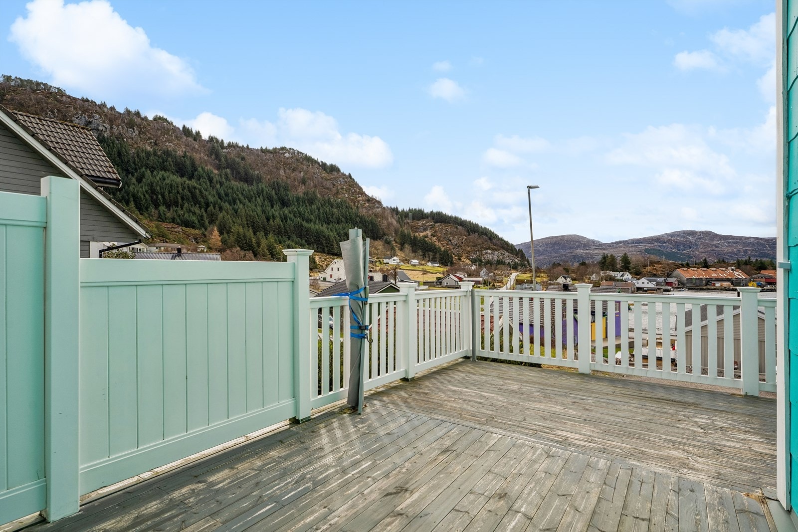 Balkongen har god plass til fleire sitjegrupper. Galleribilde