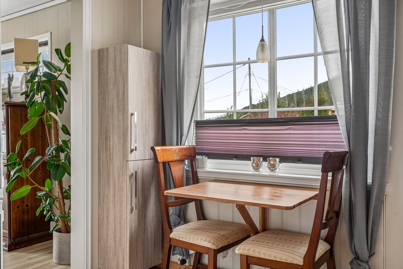 Ein liten spiseplass ved vindauget på kjøkkenet. Galleribilde