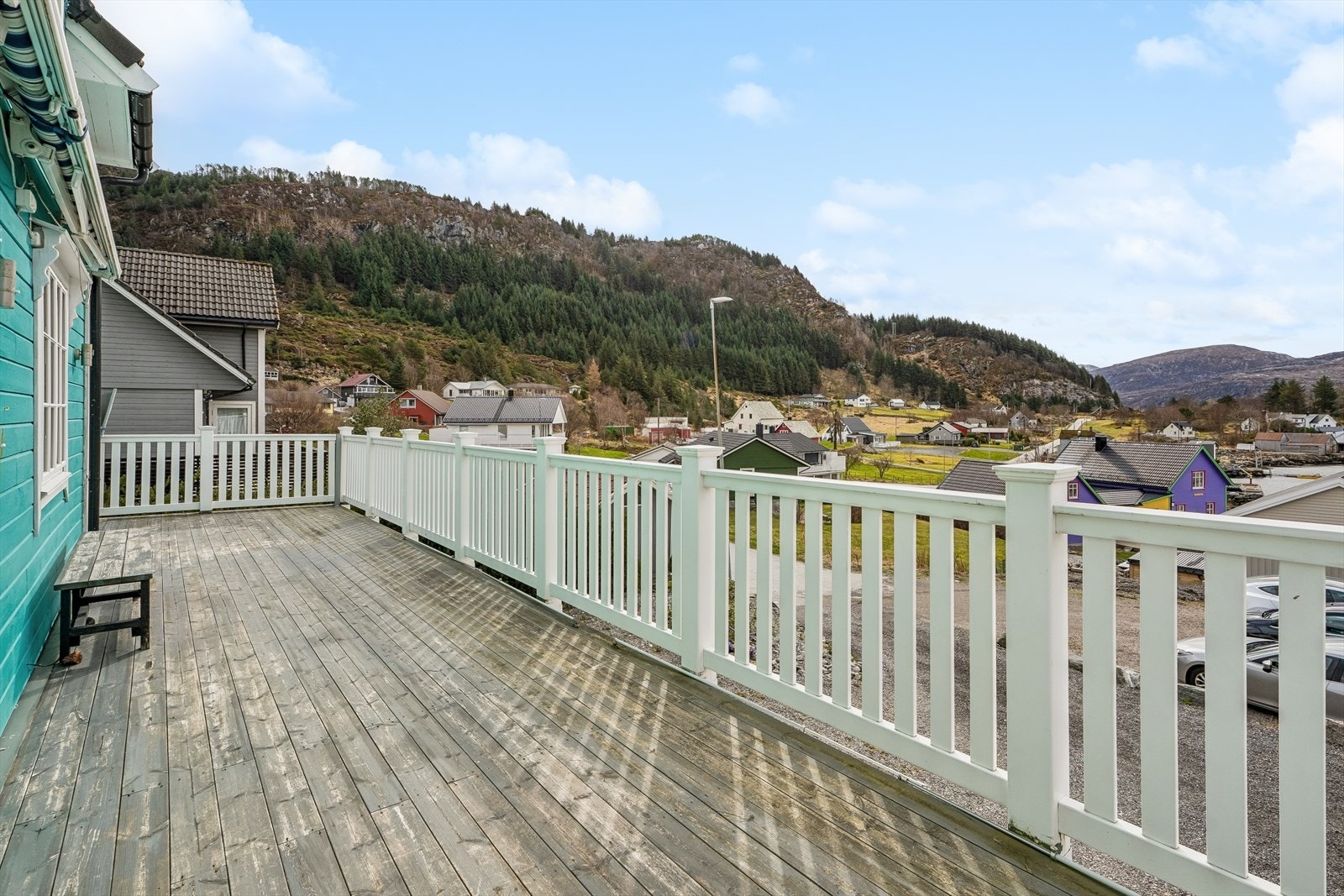 Frå balkongen er det utsikt over nærområdet. Galleribilde